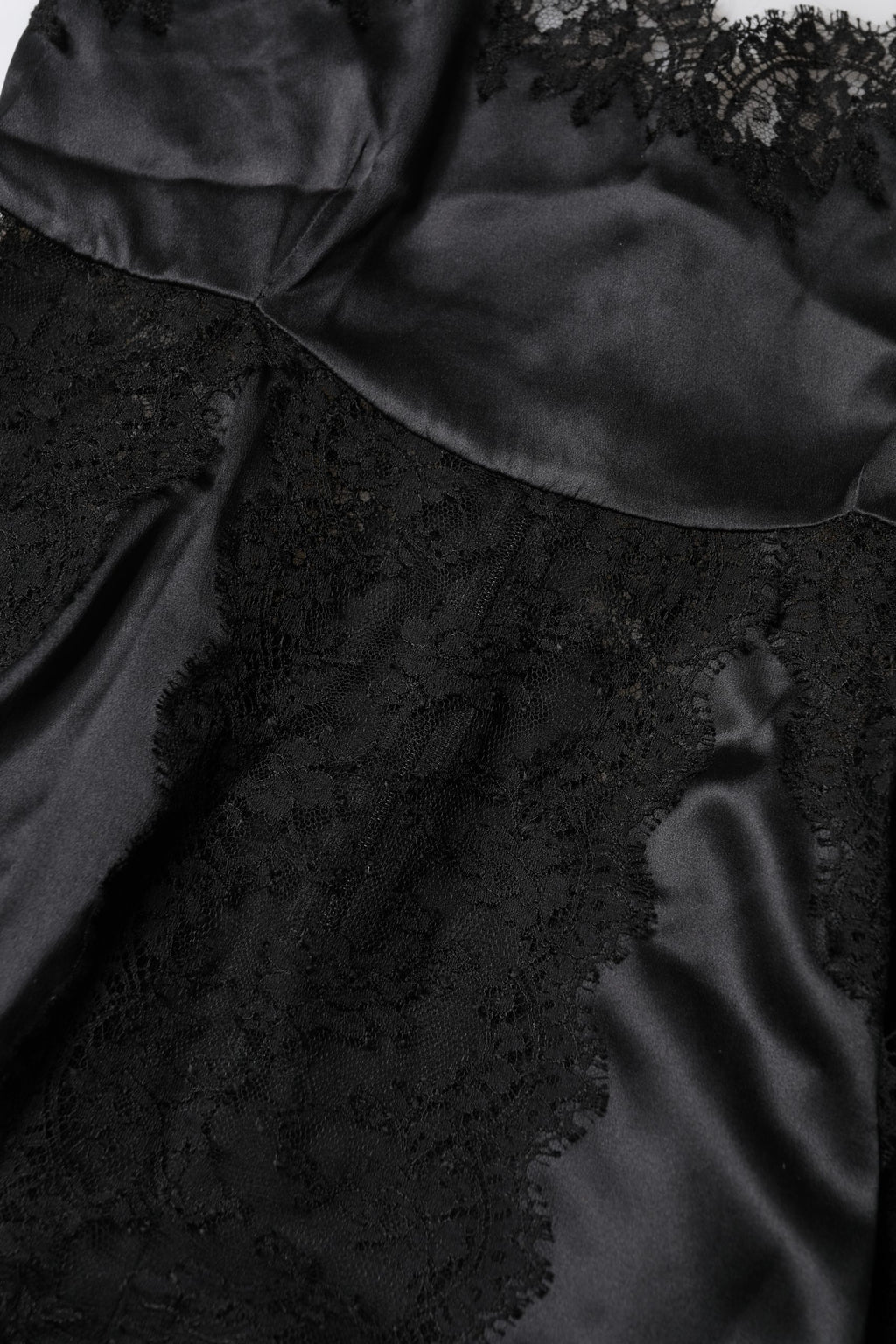 Haut de lingerie Dolce & Gabbana en soie noire avec broderie en dentelle élégante, détail de finition raffinée.