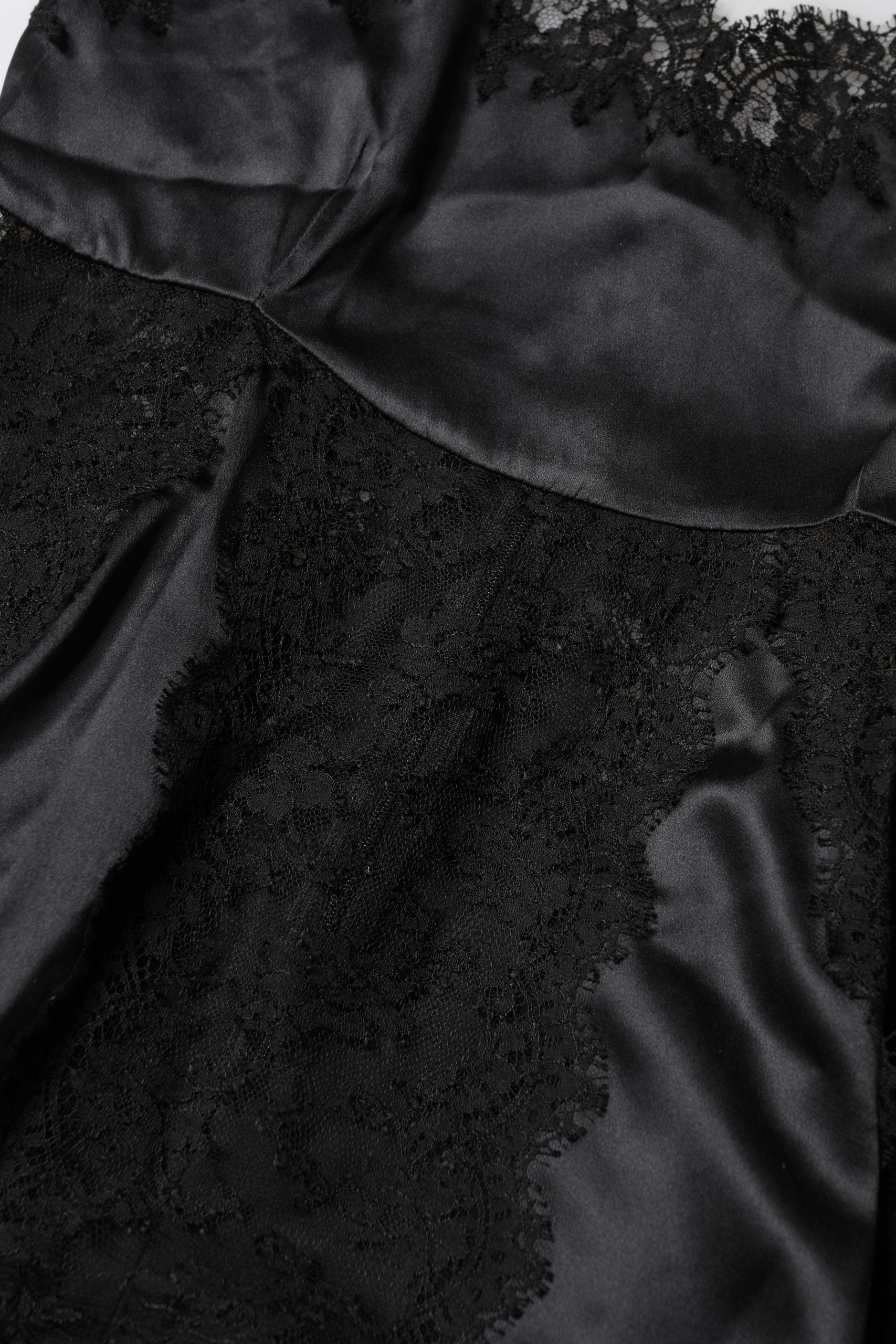 Haut de lingerie Dolce & Gabbana en soie noire avec broderie en dentelle élégante, détail de finition raffinée.