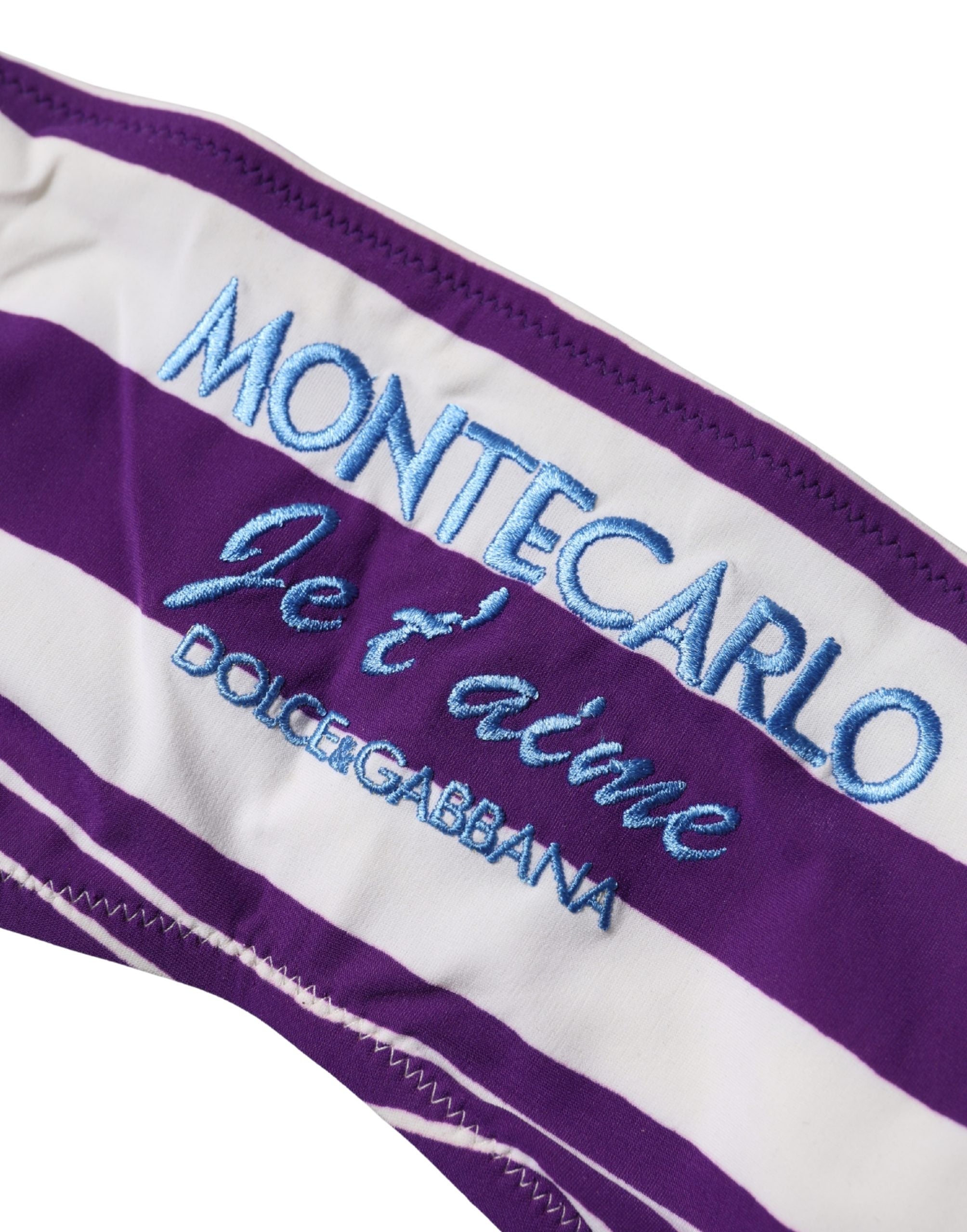 Maillot de bain bandeau en nylon à rayures violettes et blanches de Dolce & Gabbana, vue en gros plan.