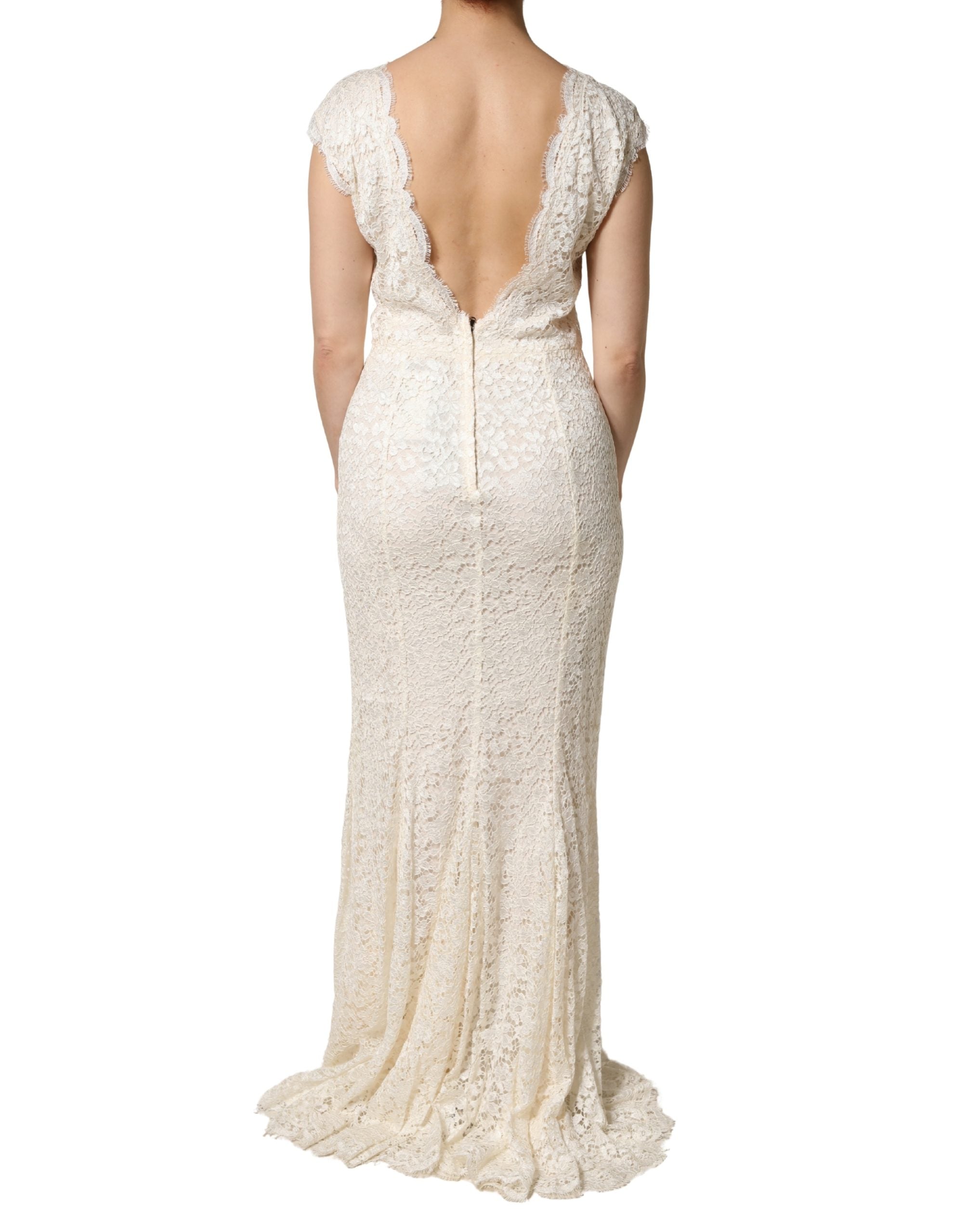 Robe longue en viscose blanche avec dentelle Dolce & Gabbana, coupe ajustée et élégante, portée avec style et sophistication.