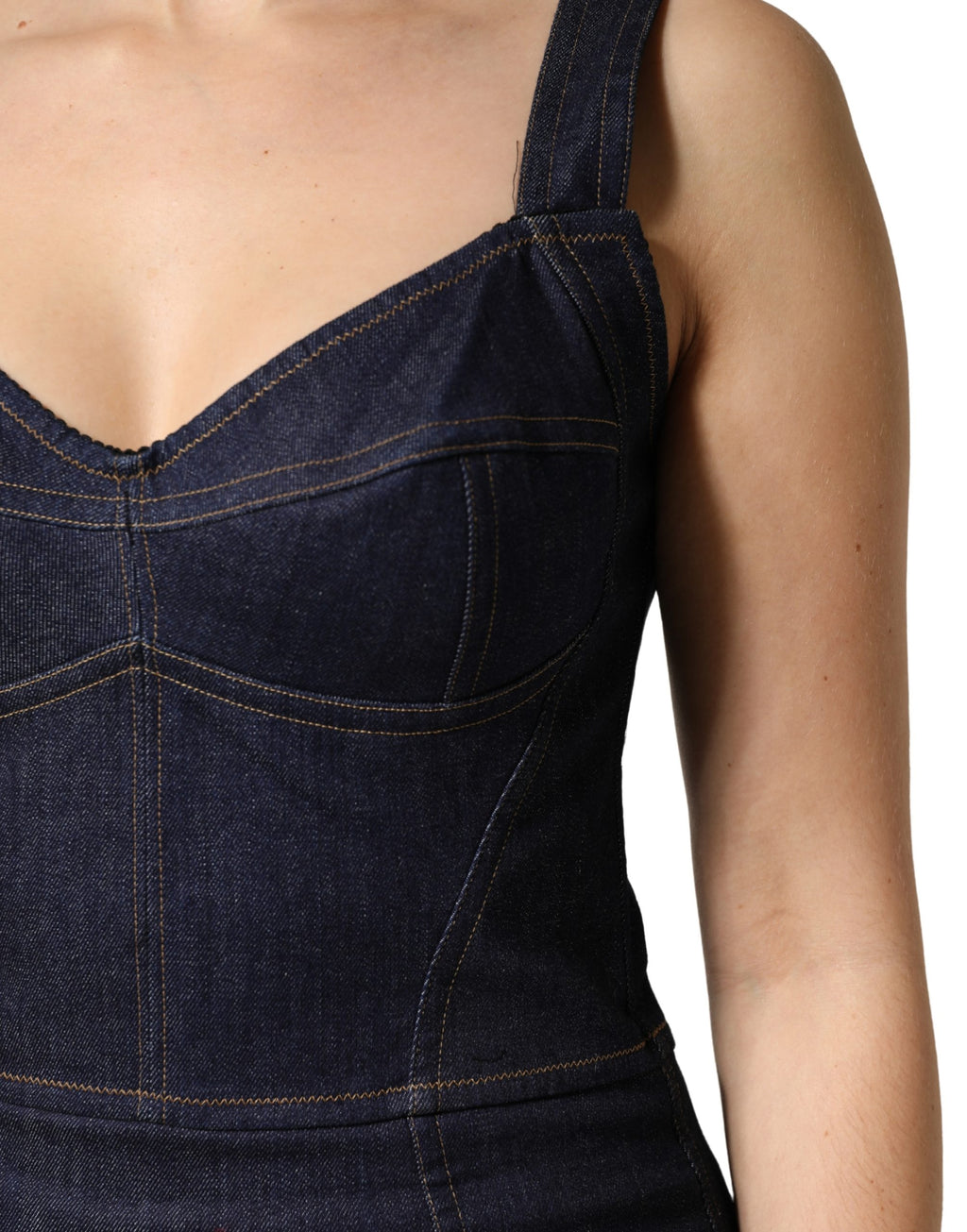 Robe midi en denim coton bleu foncé de Dolce & Gabbana, coupe ajustée et élégante, visible sur l'image.