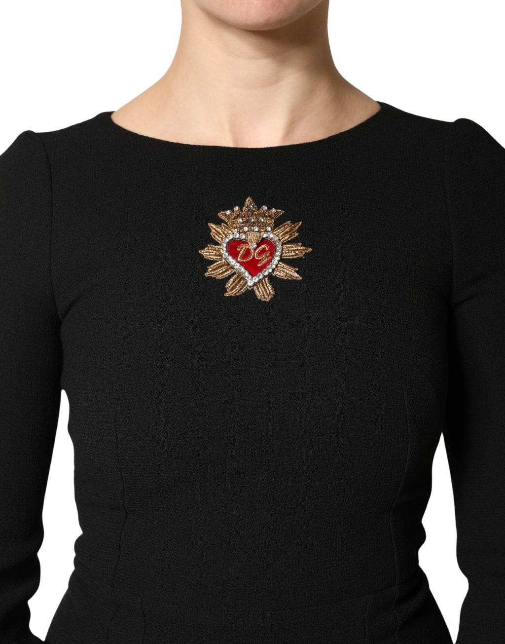 Robe midi en laine noire Dolce & Gabbana avec patch en forme de cœur sacré, détail élégant et sophistiqué.