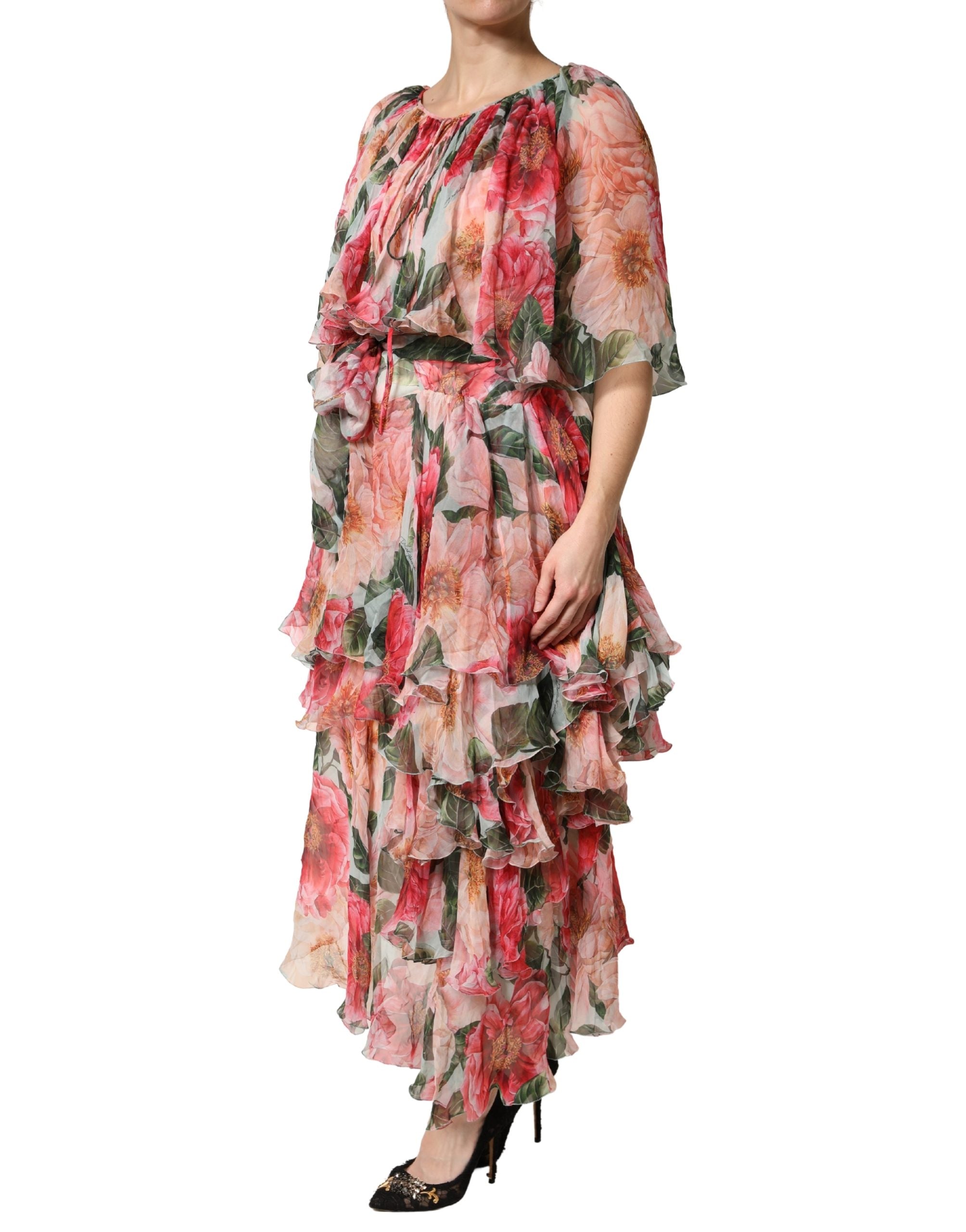 Robe longue à fleurs multicolores en soie de Dolce & Gabbana, style superposé et élégant, avec motifs floraux vibrants.