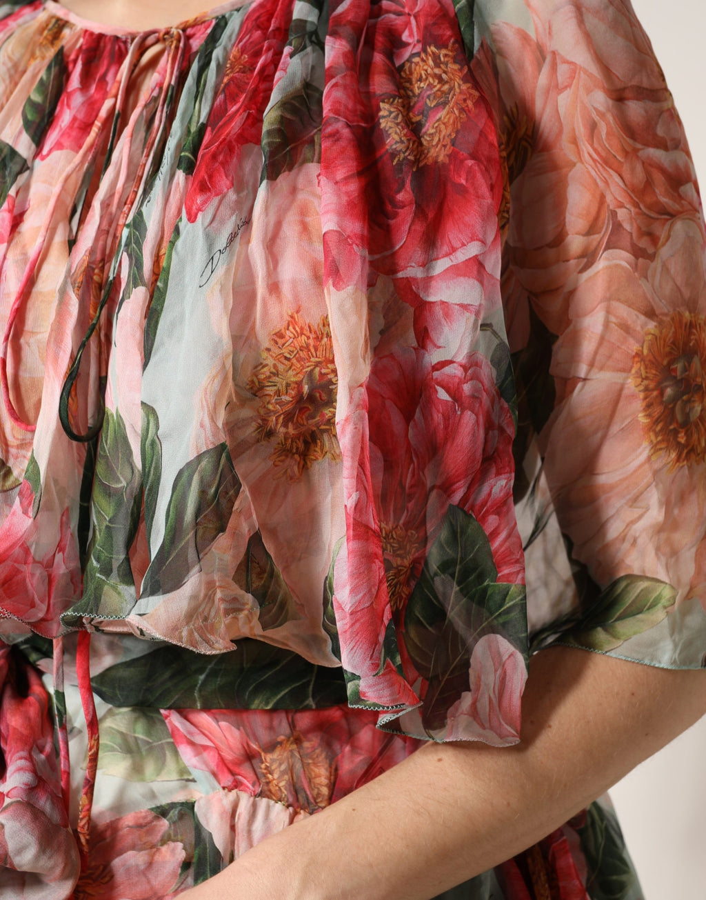 Robe longue en soie multicolore à fleurs de Dolce & Gabbana, style superposé et élégant pour une allure sophistiquée.