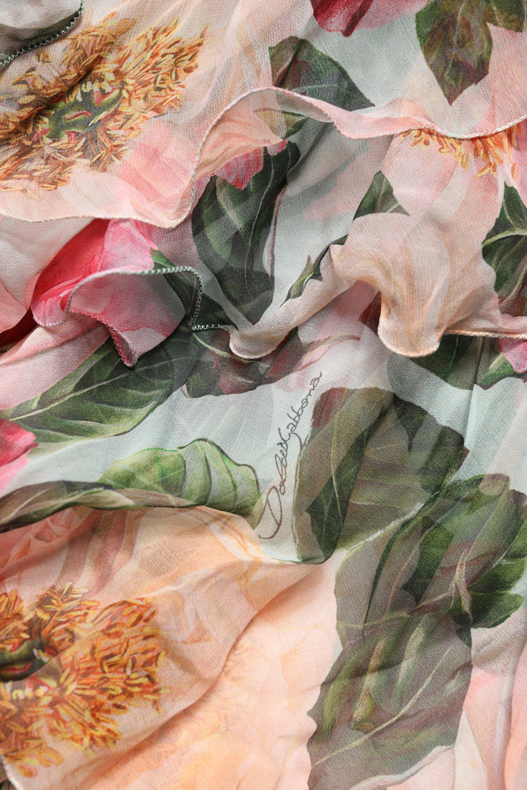 Robe maxi en soie multicolore à fleurs de Dolce & Gabbana, robe à superpositions élégantes et féminines.