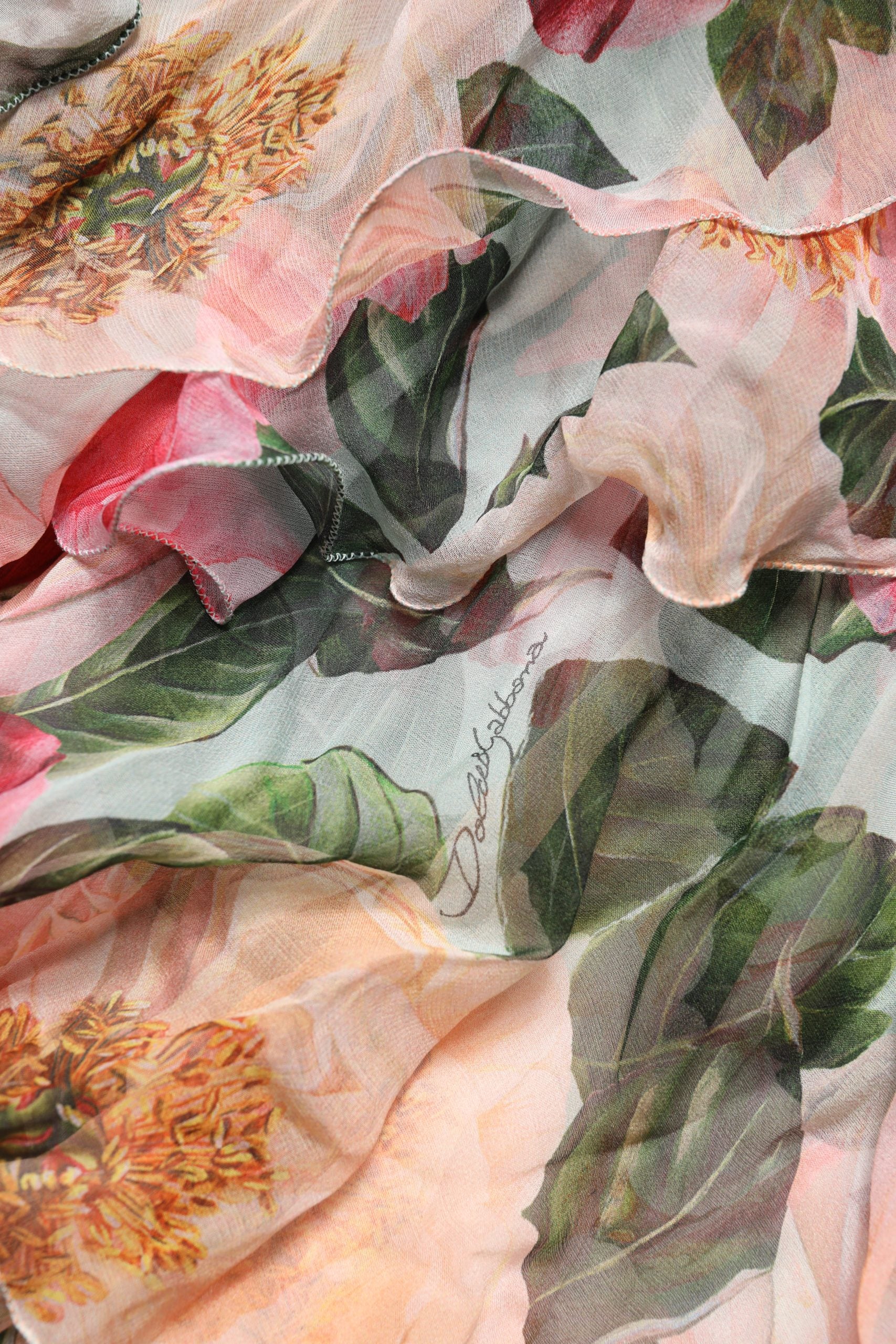 Robe maxi en soie multicolore à fleurs de Dolce & Gabbana, robe à superpositions élégantes et féminines.