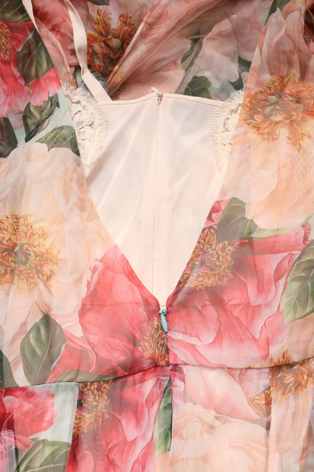 Robe longue en soie multicolore à motifs floraux de Dolce & Gabbana, style superposé et élégant.