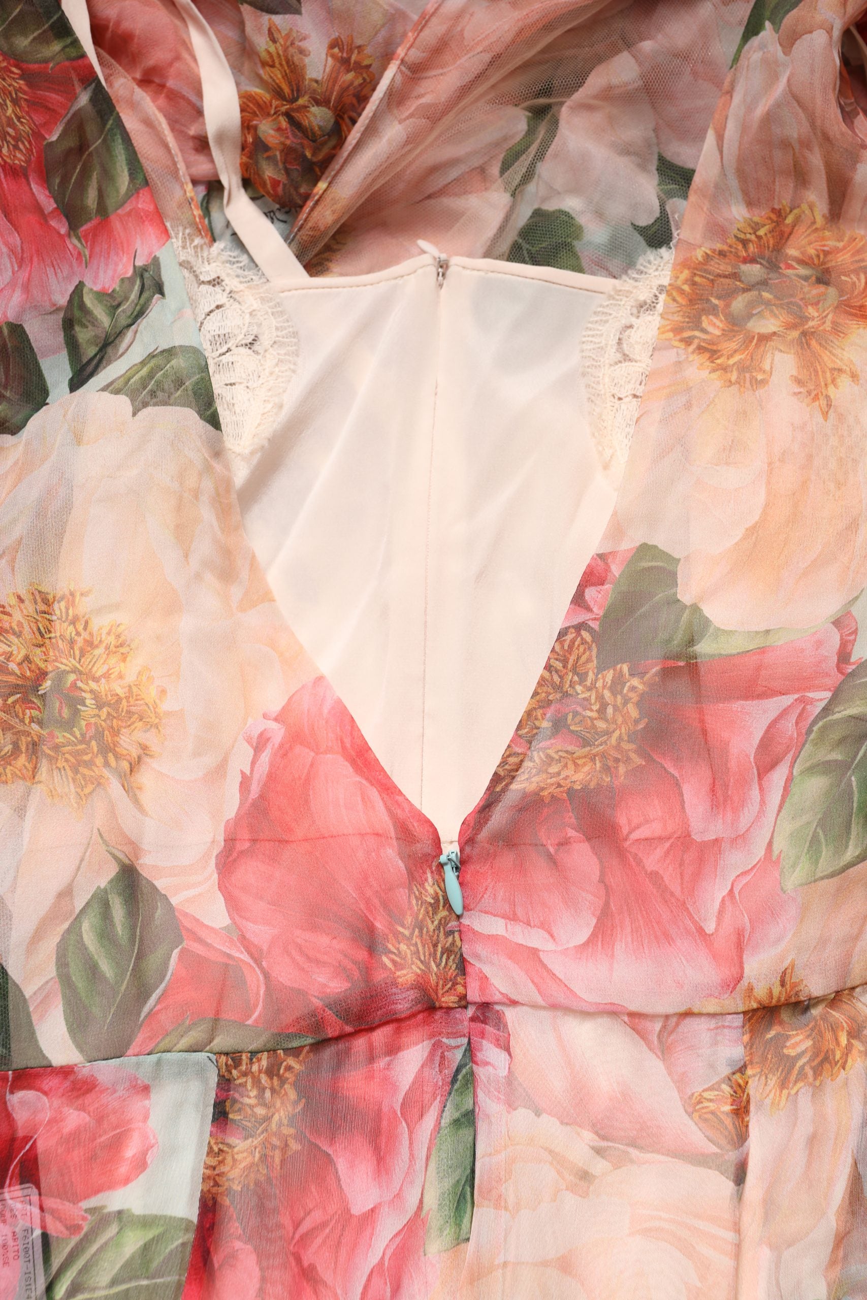 Robe longue en soie multicolore à motifs floraux de Dolce & Gabbana, style superposé et élégant.