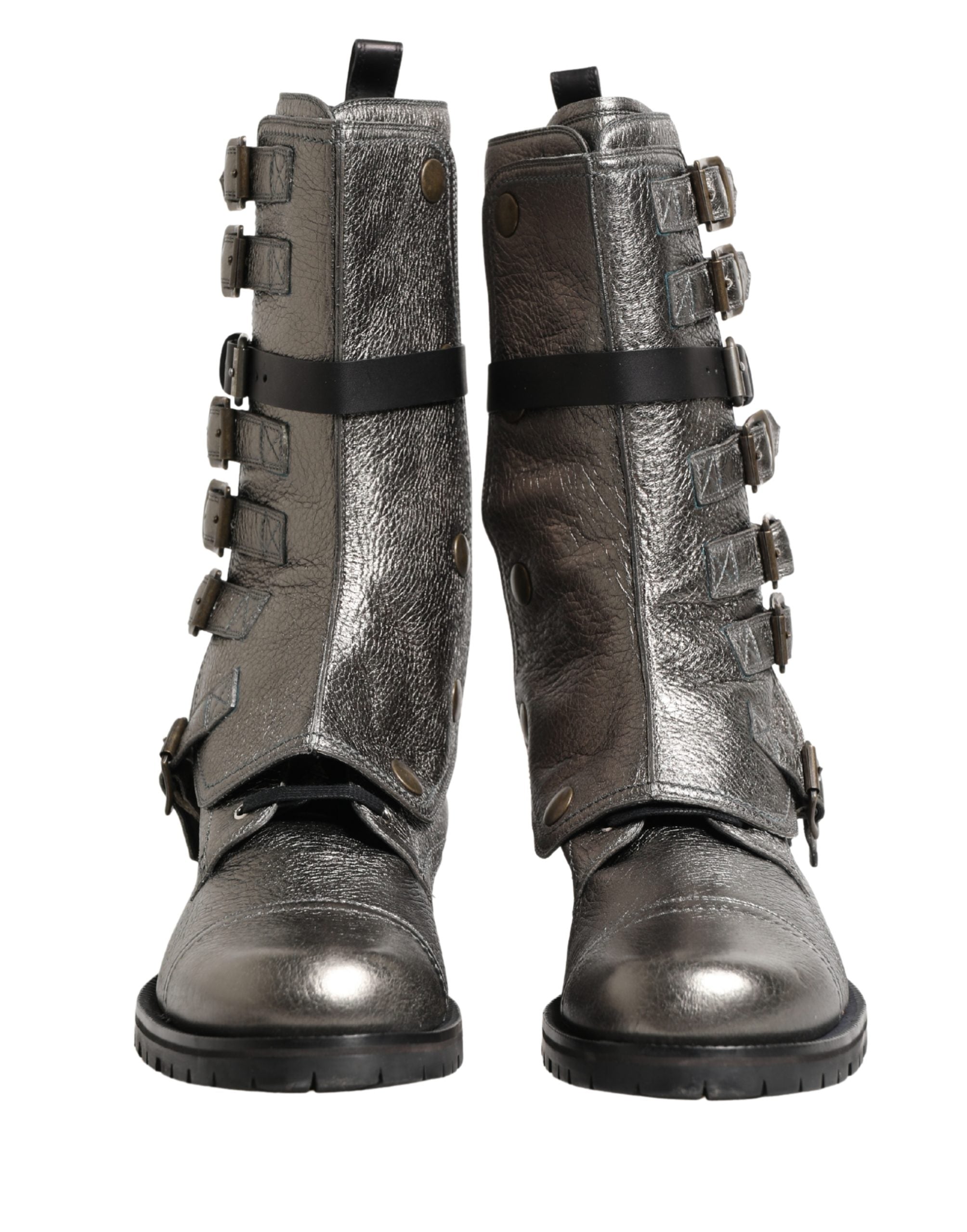 Bottes combat mi-mollet en métal argenté Dolce & Gabbana, chaussures biker avec finition brillante et détails métalliques.