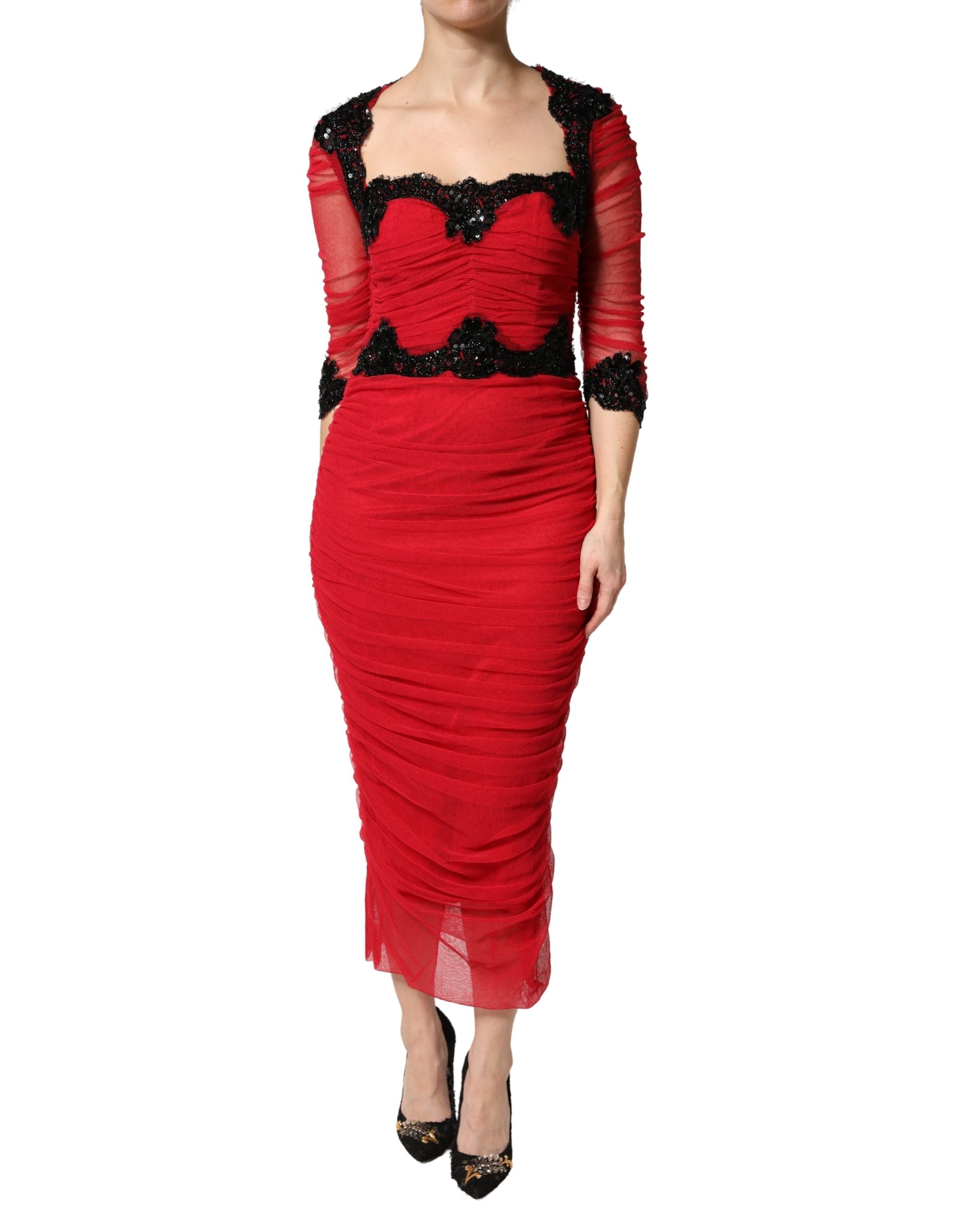 Robe midi moulante Dolce & Gabbana en tulle rouge avec bordure en maille, décolleté et silhouette élégante.