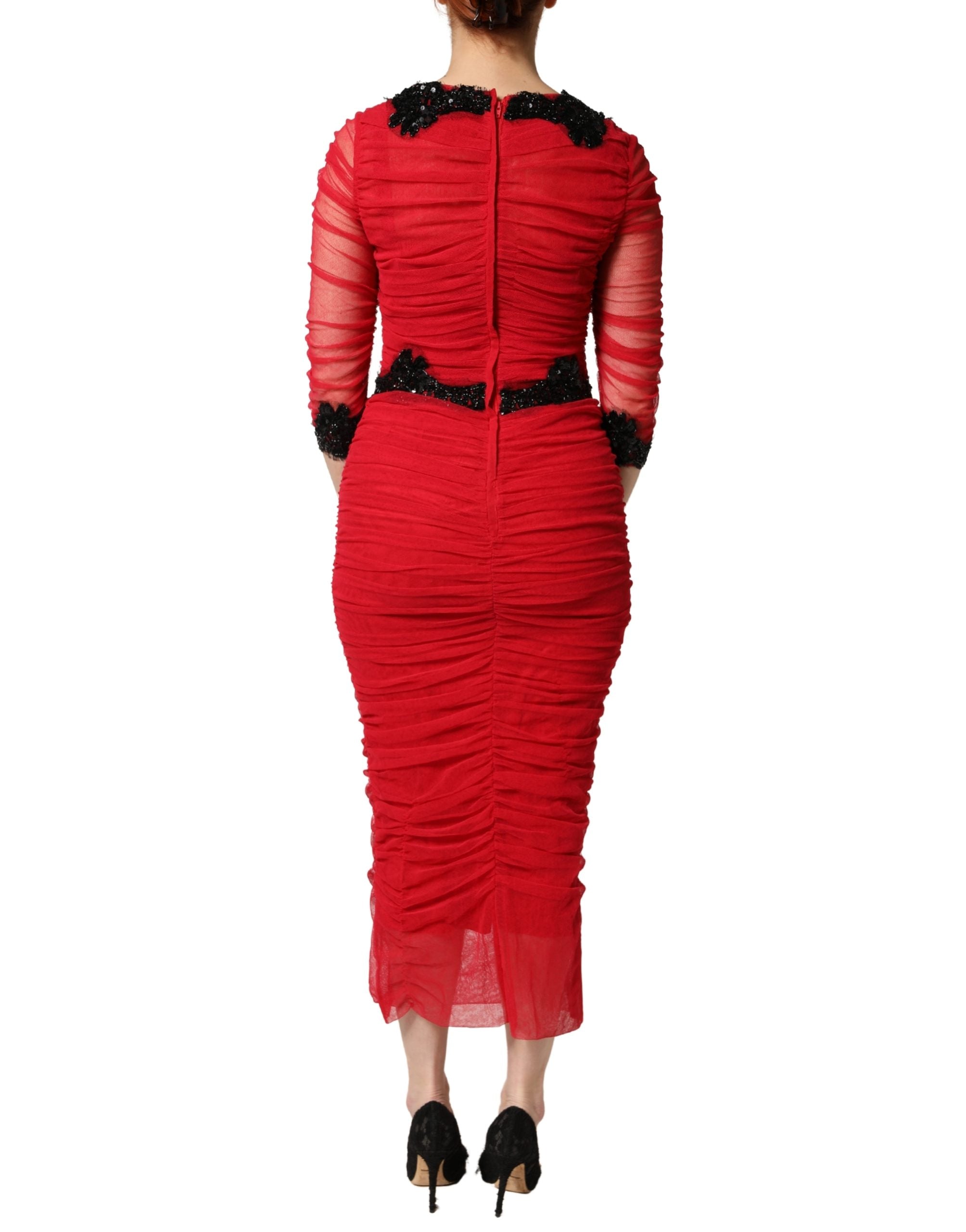 Robe midi moulante en tulle rouge avec bordure en mesh, de Dolce & Gabbana, ajustée et élégante pour une silhouette sophistiquée.