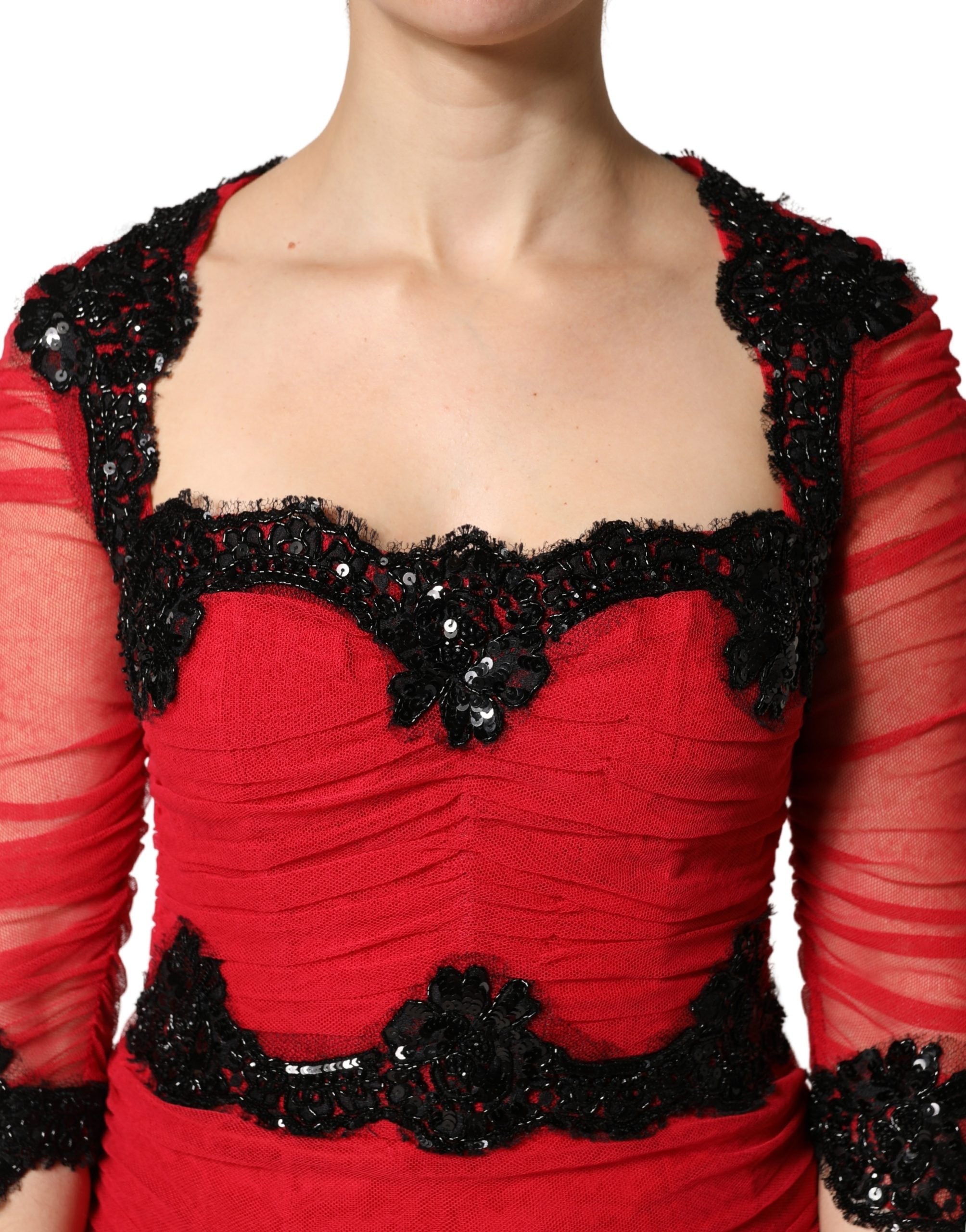 Robe moulante midi en mesh rouge avec bordure en satin de Dolce & Gabbana, silhouette élégante et moderne.