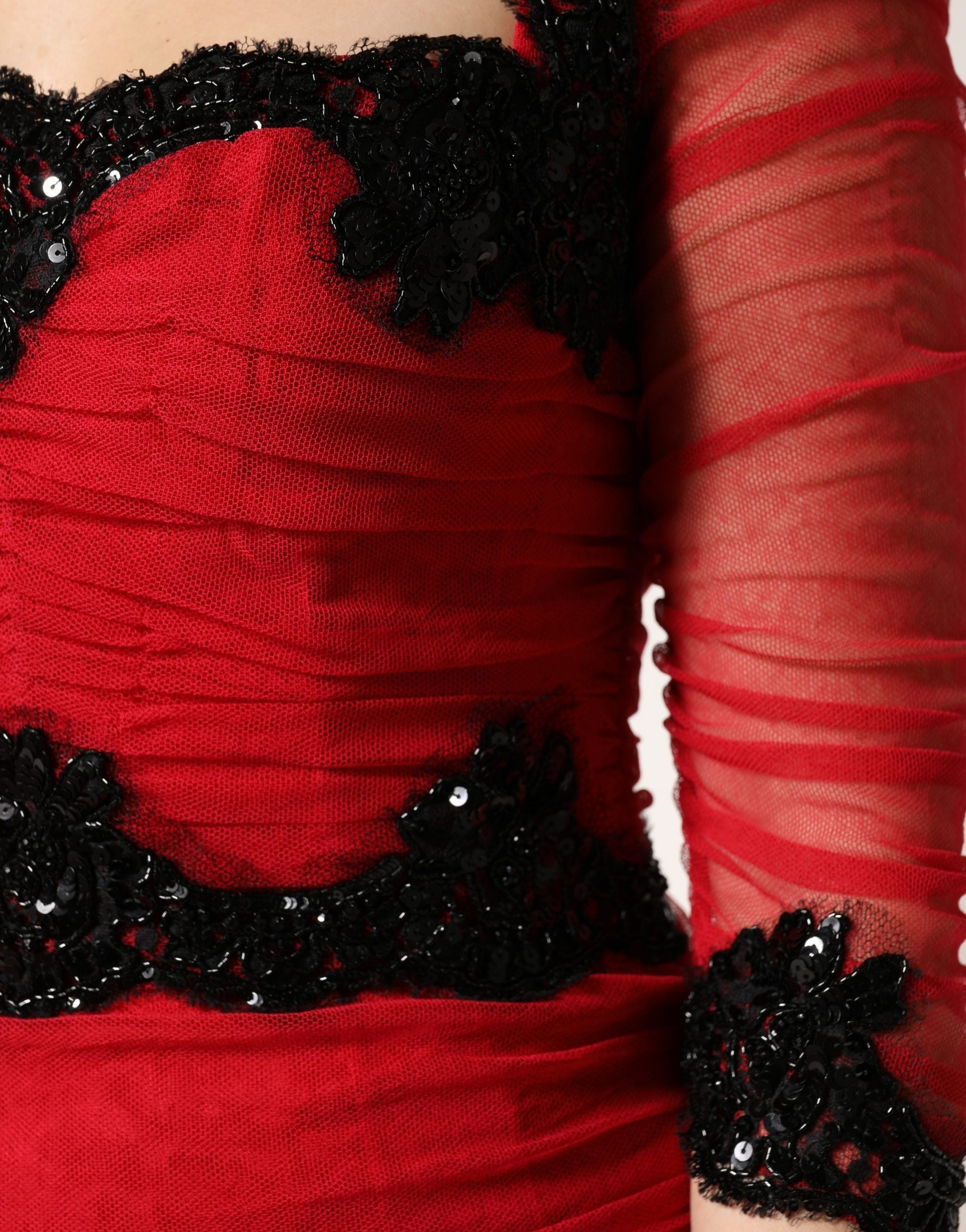 Robe midi en dentelle rouge Dolce & Gabbana, coupe ajustée, avec bordure en mesh, robe de corps élégante et sophistiquée.