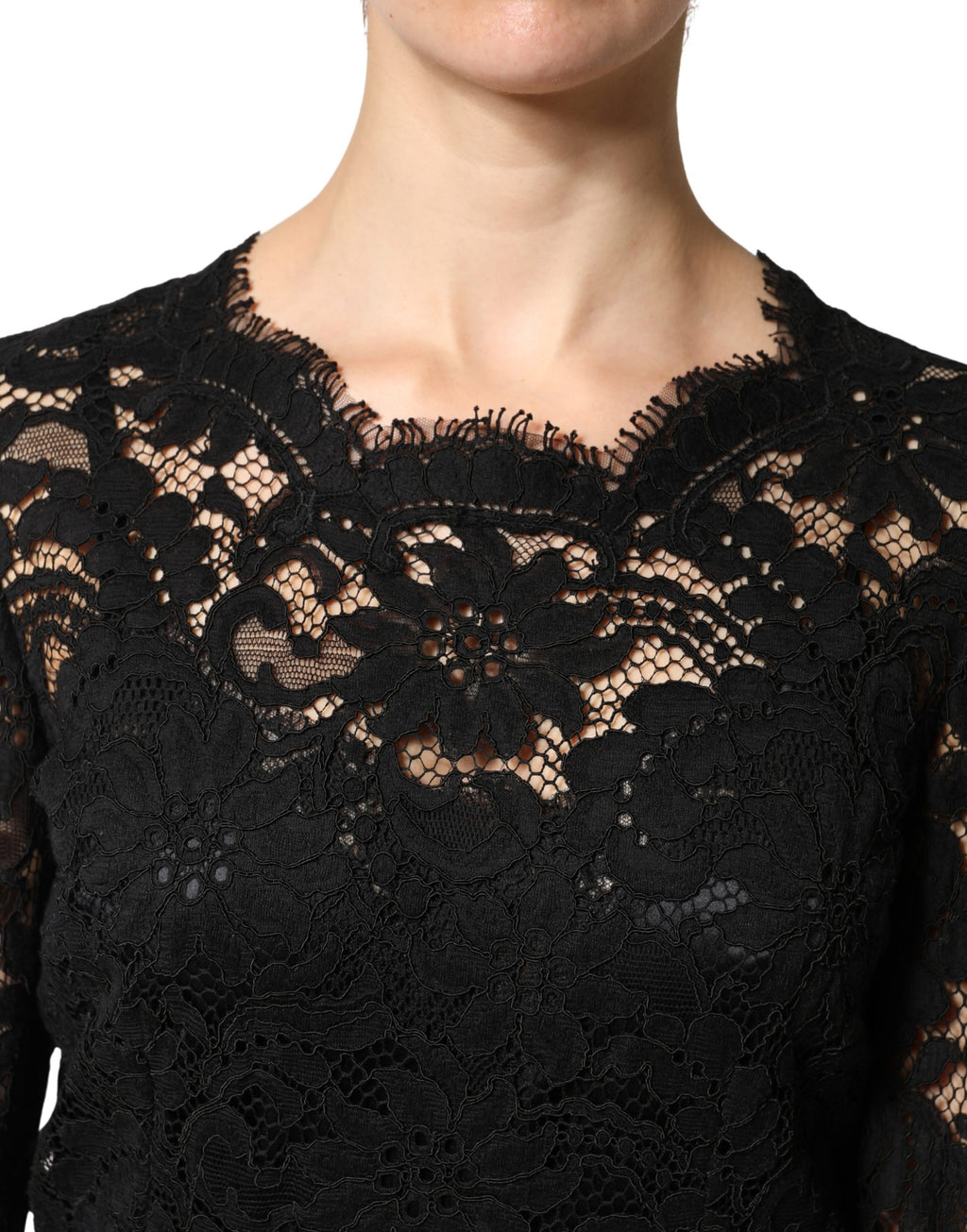 Robe longue en coton noire avec manches en dentelle Dolce & Gabbana, élégante et sophistiquée, visible avec détails en dentelle et coupe fluide.