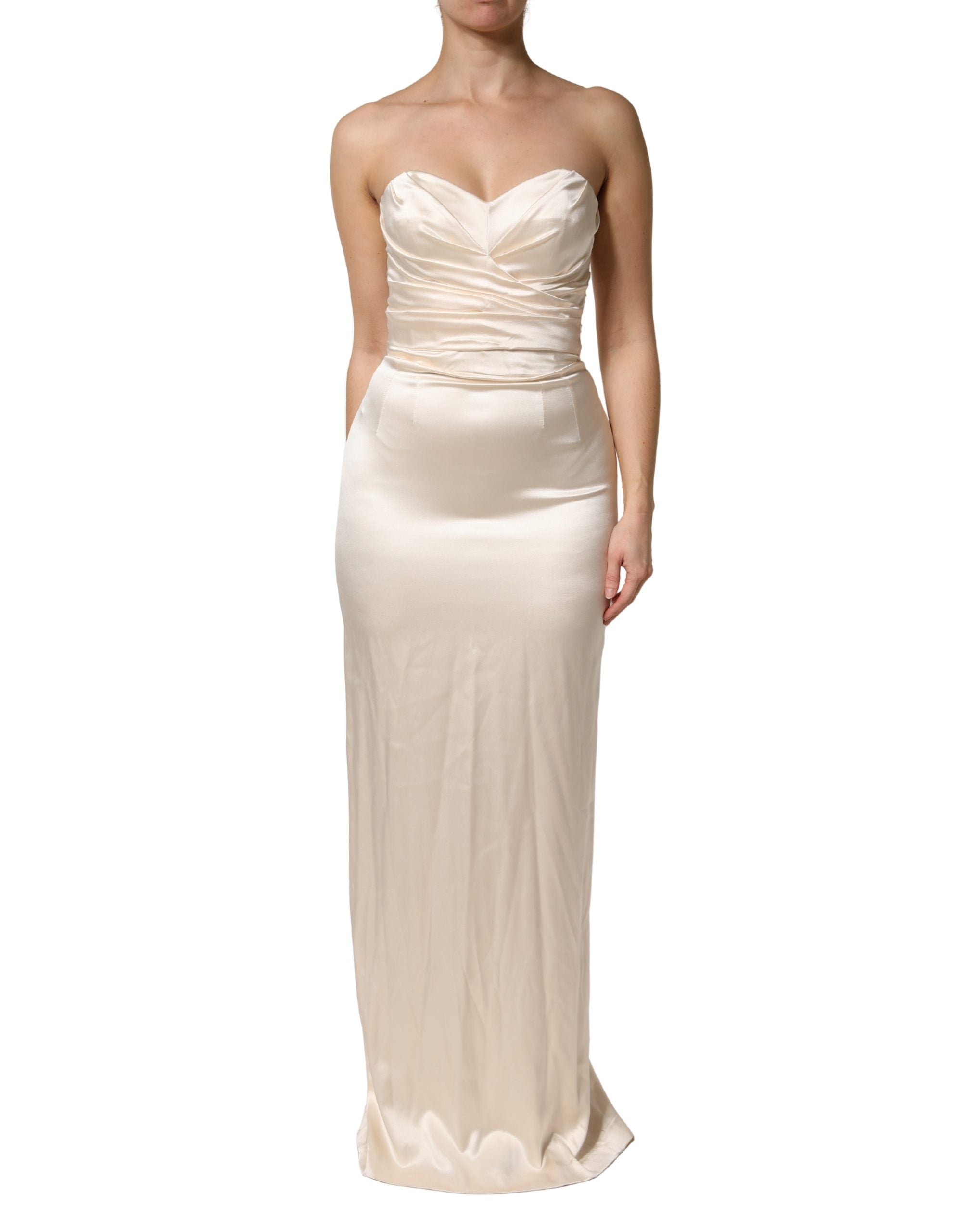 Robe longue blanche en satin sans bretelles de la marque Dolce & Gabbana, élégante et sophistiquée, portée sur un mannequin.