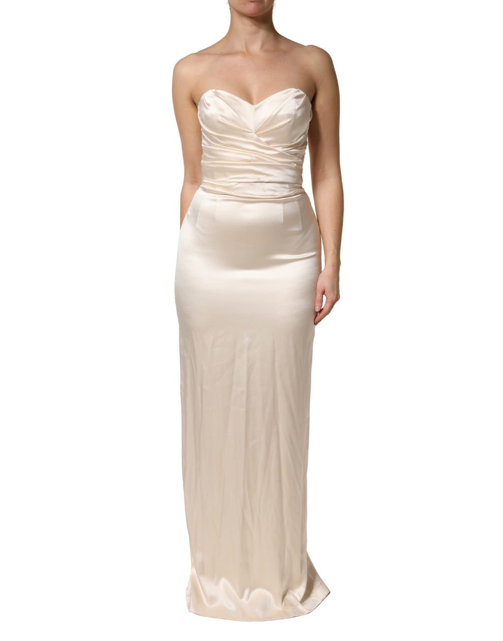 Robe longue blanche en satin sans bretelles de Dolce & Gabbana, robe de soirée élégante avec coupe ajustée et tissu brillant.