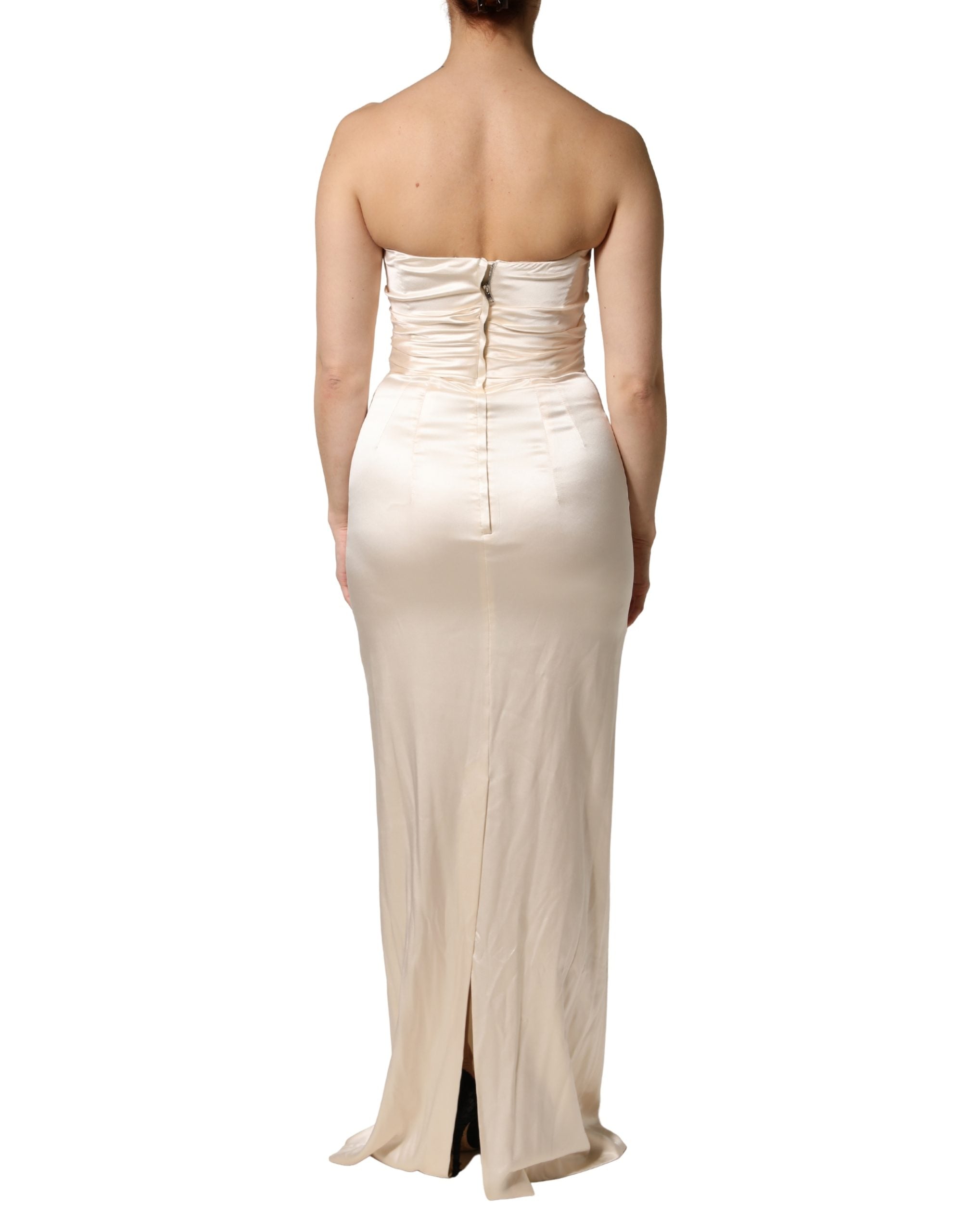 Robe longue blanche en satin sans bretelles de Dolce & Gabbana, robe sirène élégante et sophistiquée.