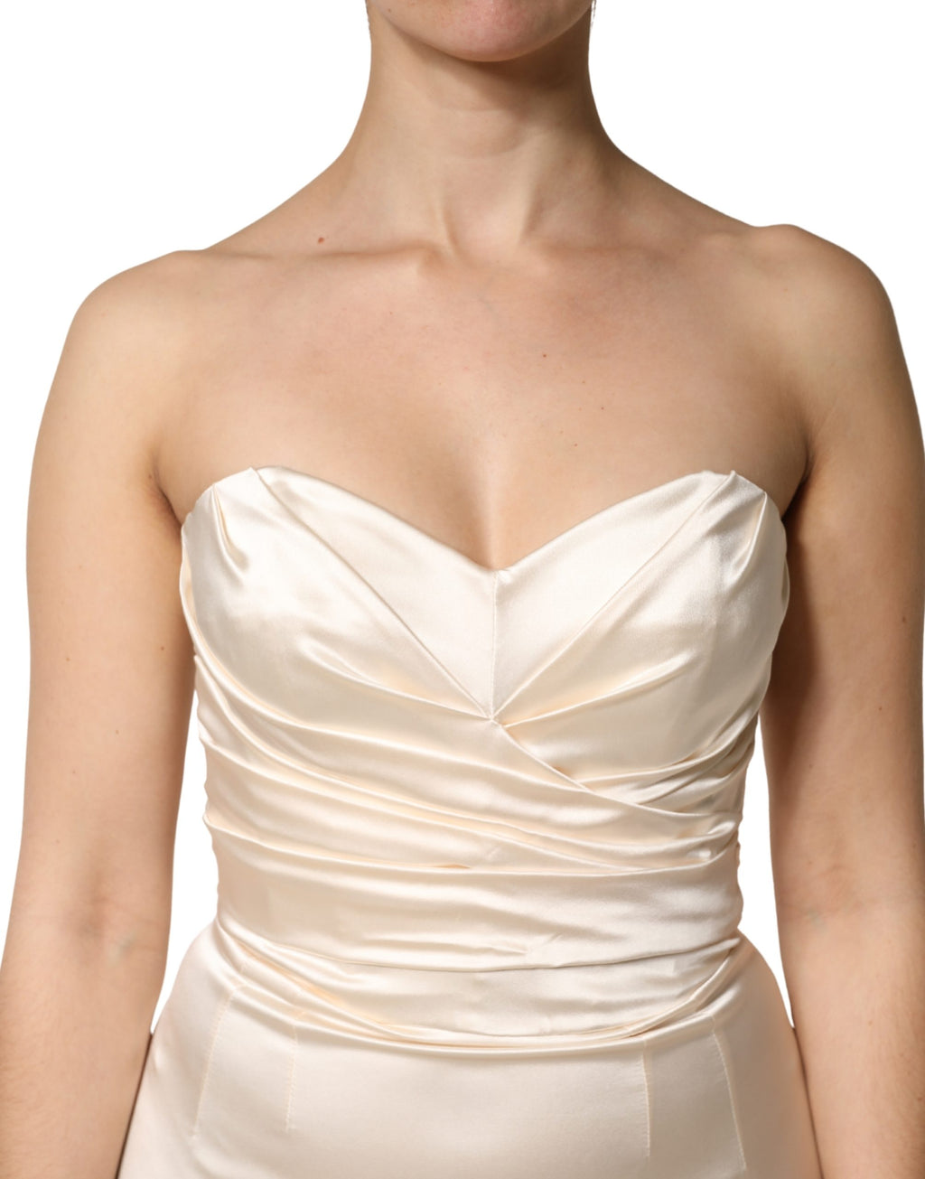 Robe longue blanche en satin sans bretelles de Dolce & Gabbana, robe de soirée élégante et moulante.