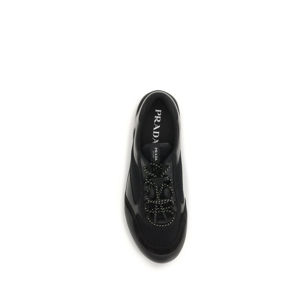 Chaussures de sport noires Prada en polyester, baskets athlétiques modernes avec semelle blanche.