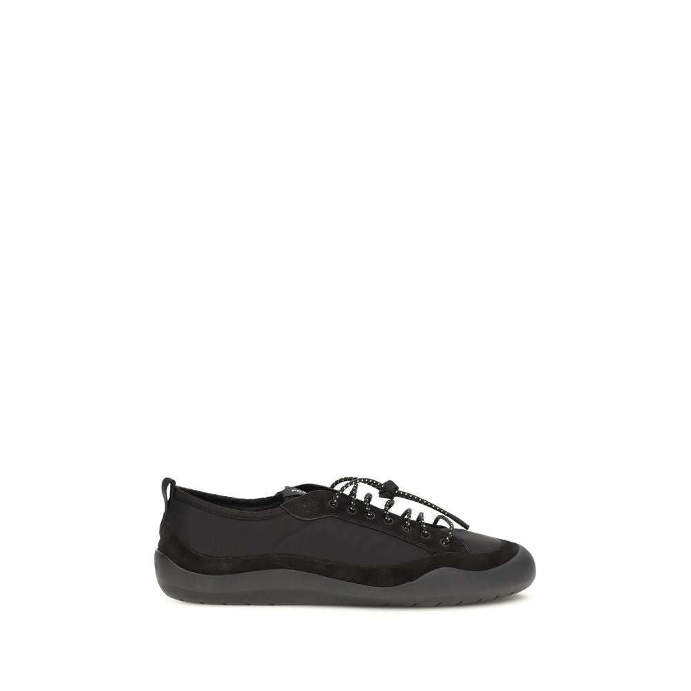 Chaussures de sport Prada en tissu noir, baskets athlétiques élégantes avec semelle blanche, pour un style sportif et sophistiqué.
