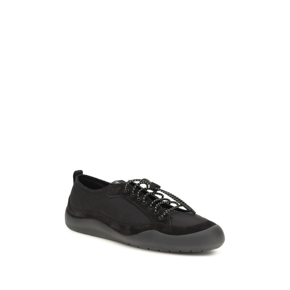 Chaussures de sport Prada en tissu noir, baskets athlétiques élégantes avec semelle blanche et design moderne.