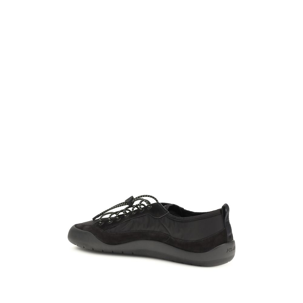 Sneakers de sport Prada en tissu noir, chaussures athlétiques modernes pour homme avec design élégant et confort.