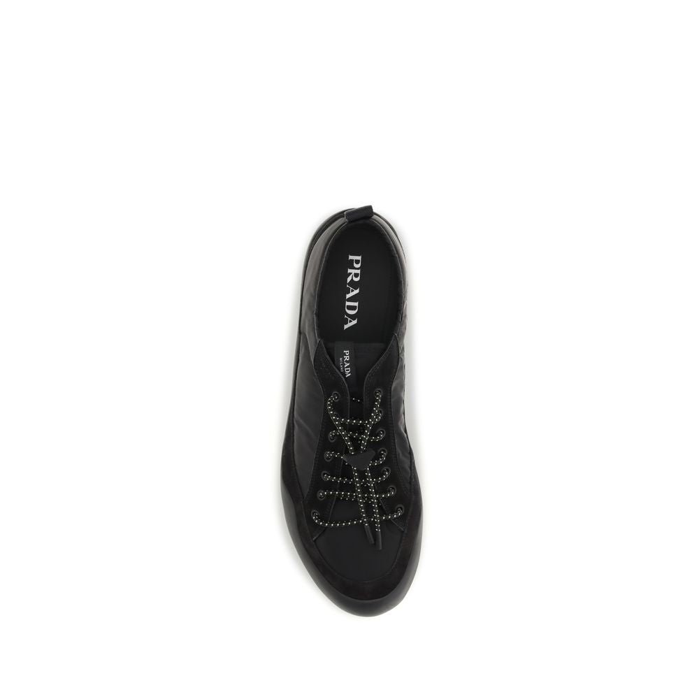 Chaussures de sport Prada en tissu noir, baskets athlétiques élégantes avec design moderne et semelle blanche.