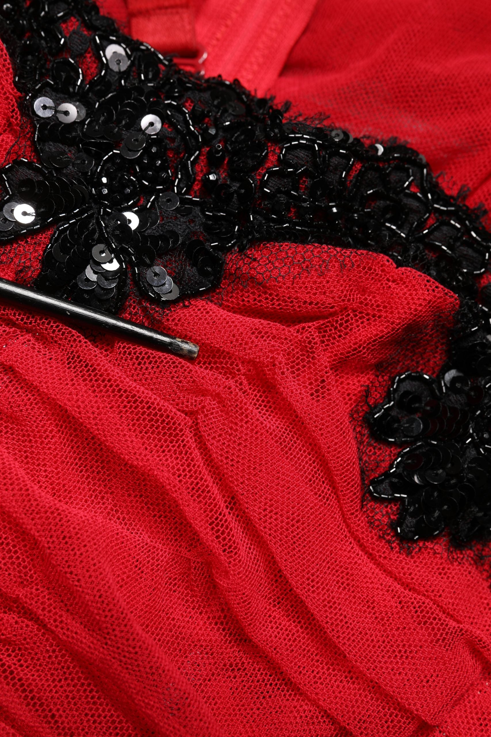 Robe moulante midi en mesh rouge Dolce & Gabbana avec ourlet en bordure, élégante et ajustée, visible sur le mannequin.
