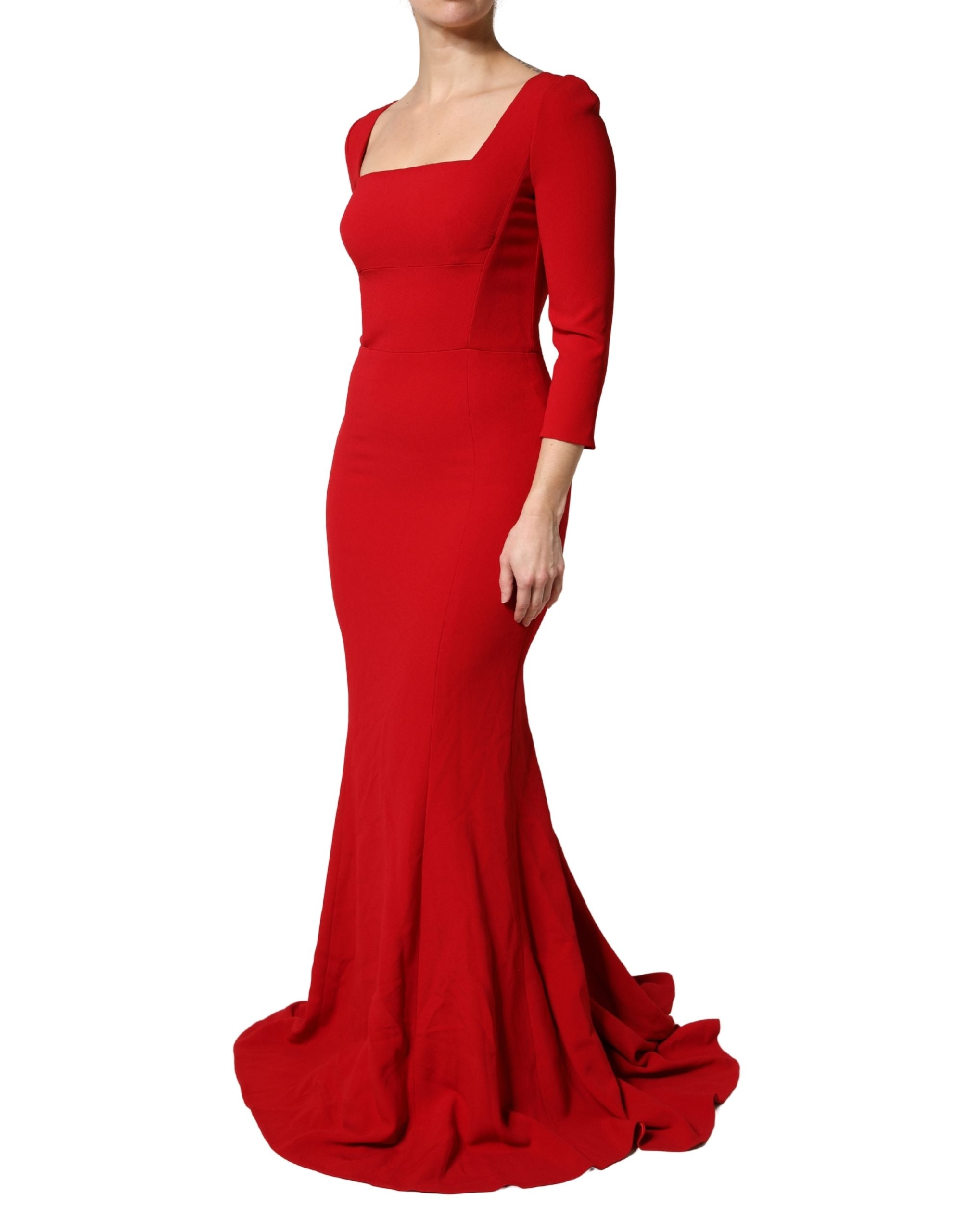 Robe moulante sirène en viscose rouge de Dolce & Gabbana, silhouette élégante, détail ajusté et tissu fluide.