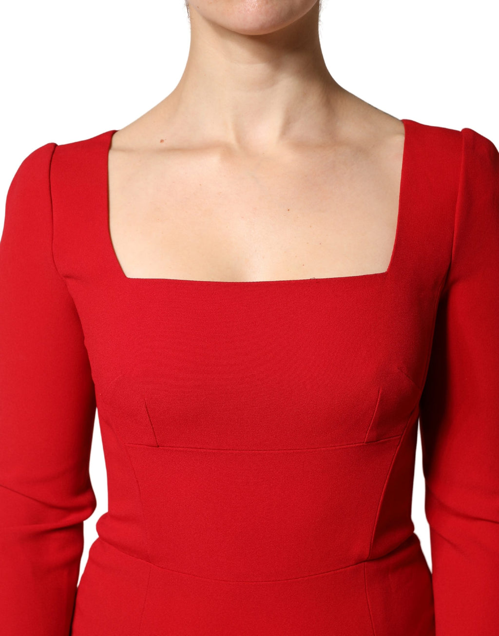 Robe moulante en viscose rouge de style sirène de Dolce & Gabbana, ajustée et élégante, vue sur le corps.