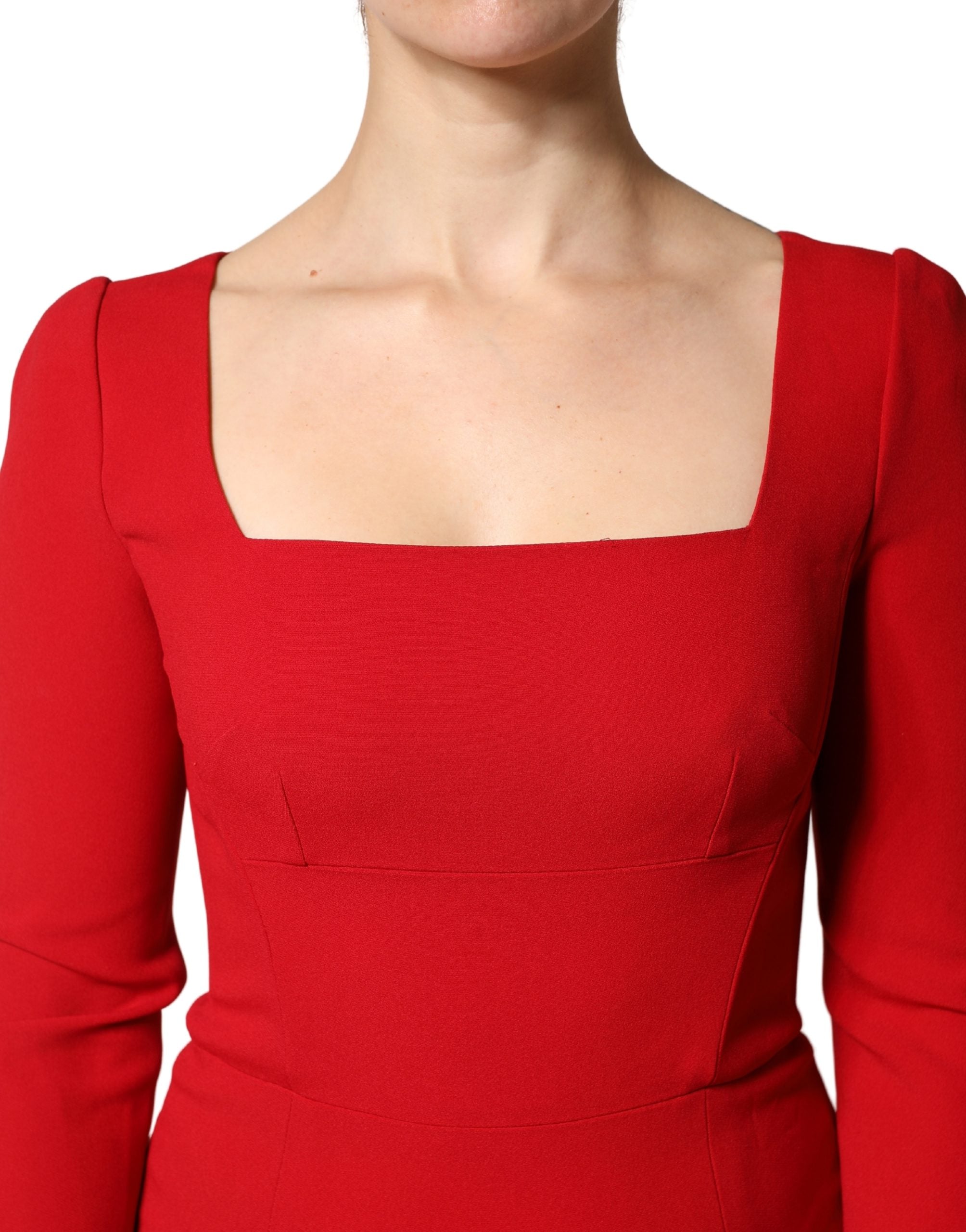 Robe moulante en viscose rouge de style sirène de Dolce & Gabbana, ajustée et élégante, vue sur le corps.
