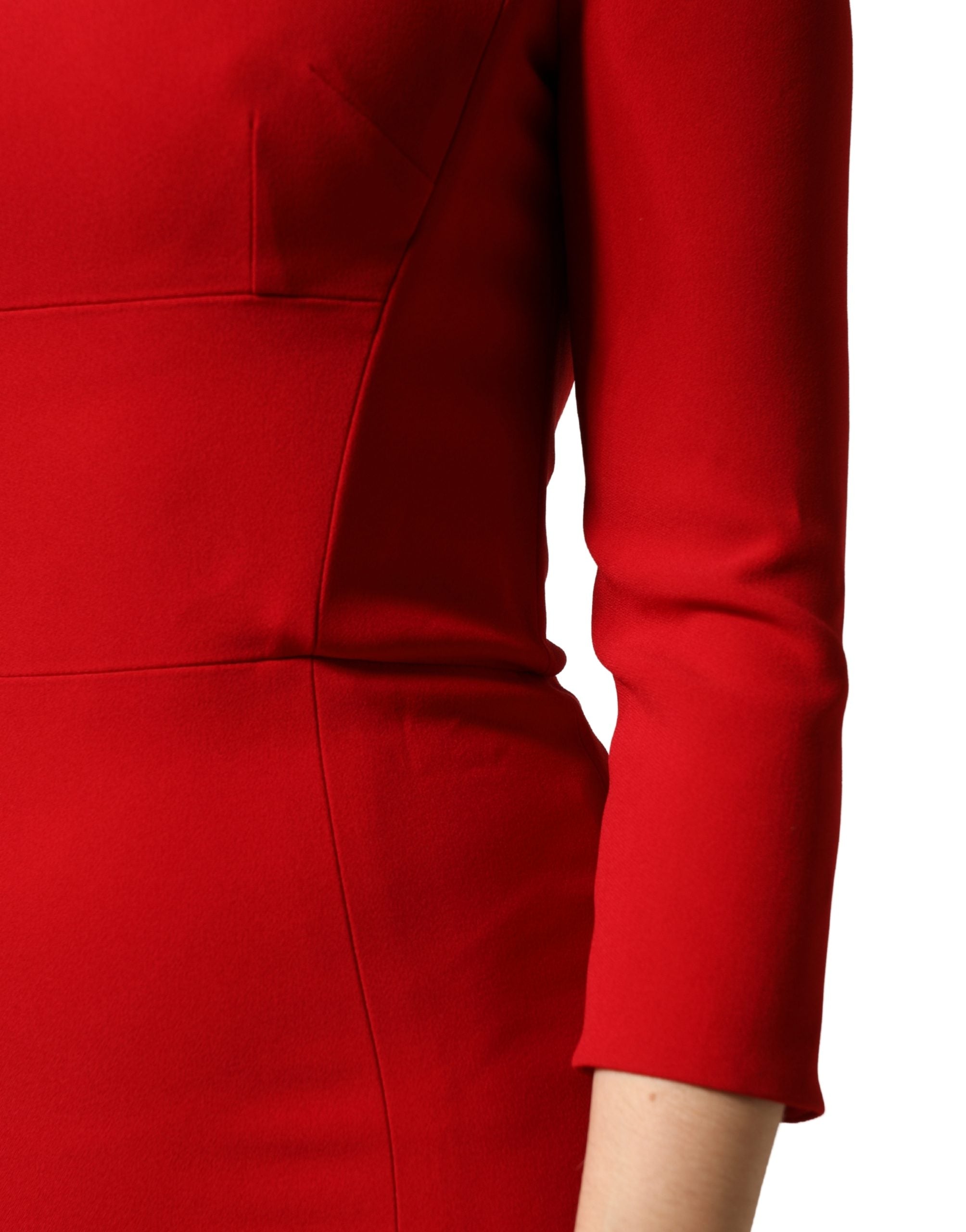 Robe moulante sirène en viscose rouge de Dolce & Gabbana, ajustée et élégante, avec décolleté en V et finition sophistiquée.