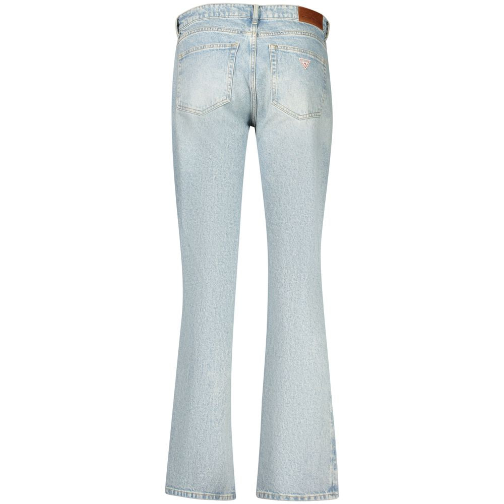 Jeans pour femmes Guess Jeans en coton bleu azur, coupe classique, visibles en détail sur l'image.
