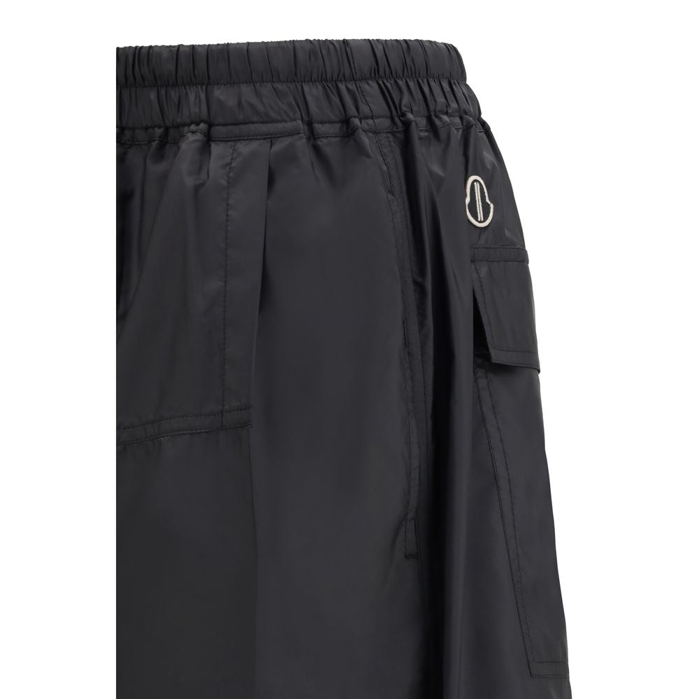 Shorts Bermuda en polyester noir Moncler x Rick Owens, avec logo visible et design moderne, sur fond neutre.