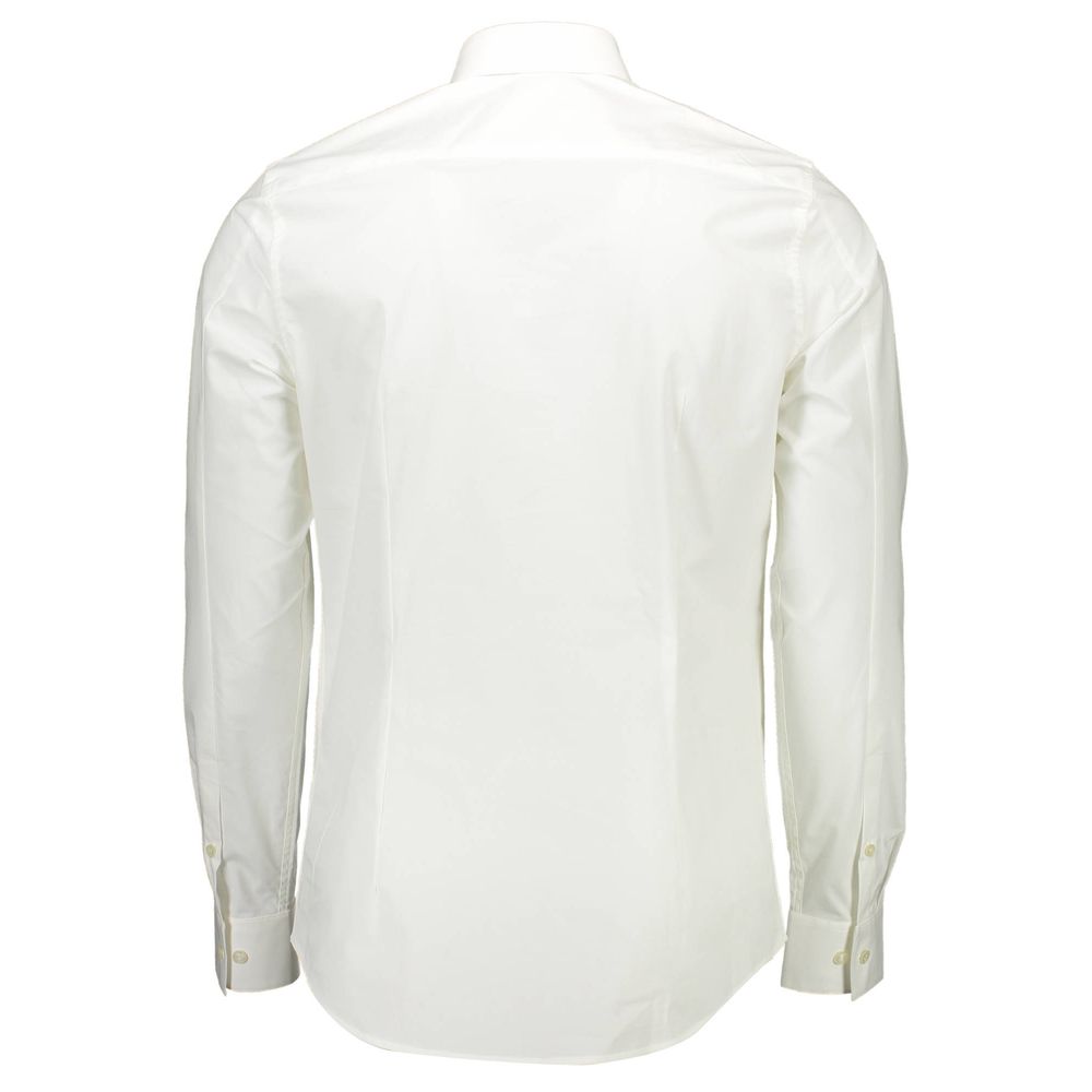 Chemise pour homme Calvin Klein en coton blanc, élégante et simple, affichée sur un mannequin.