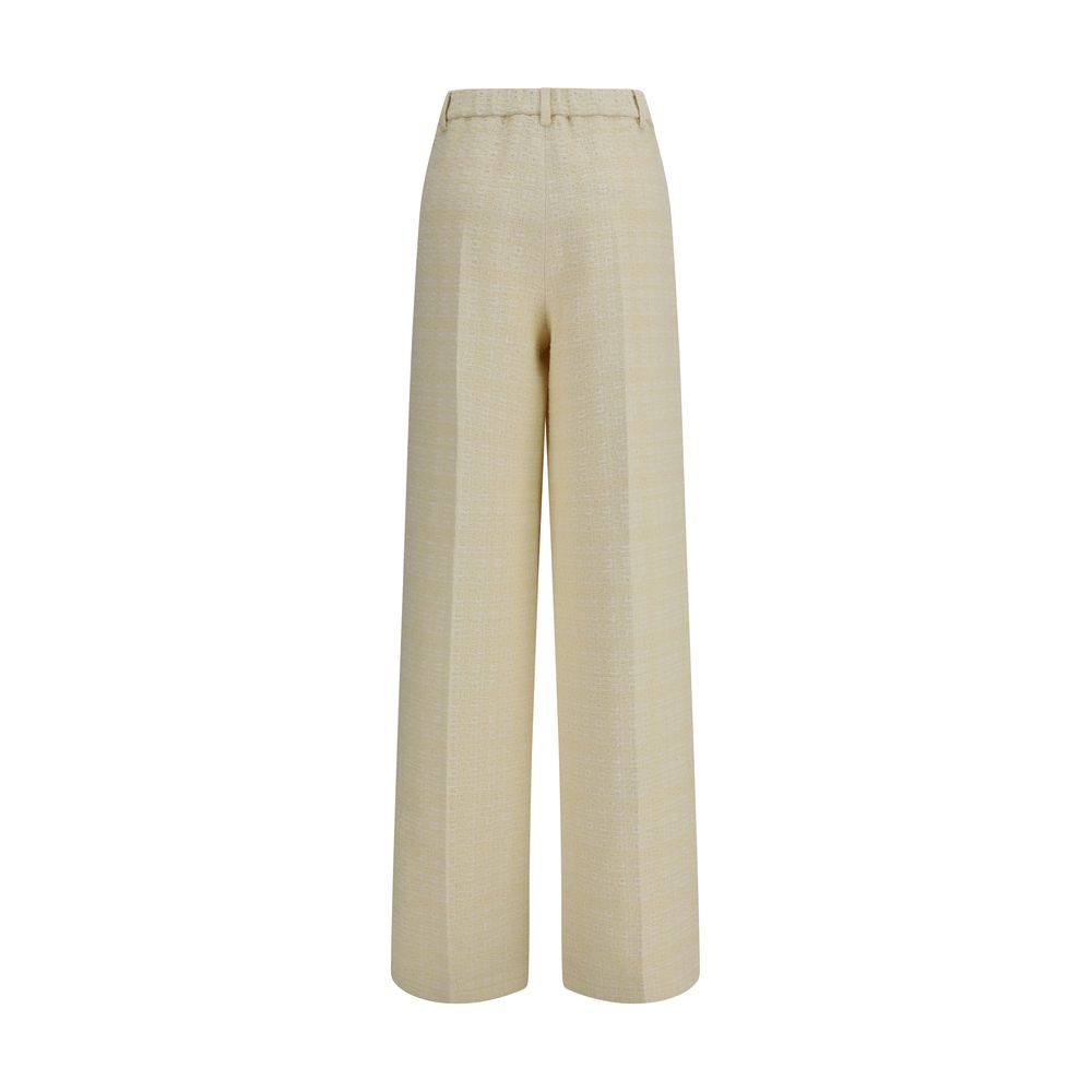 Pantalon beige en coton Gucci pour homme, coupe classique avec ceinture, visible sur fond neutre.