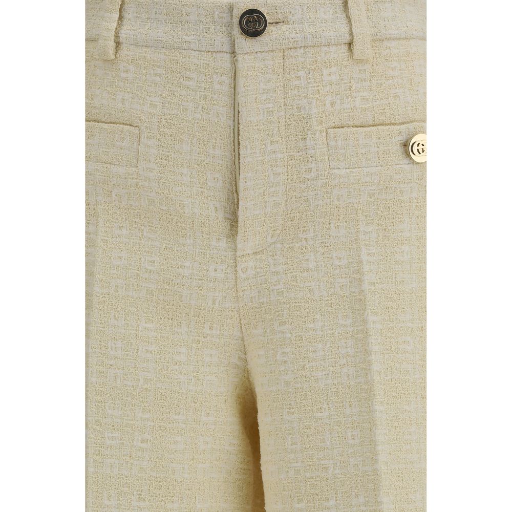 Pantalon en coton beige Gucci pour femme, coupe élégante, avec ceinture et détails classiques, parfait pour une tenue sophistiquée.