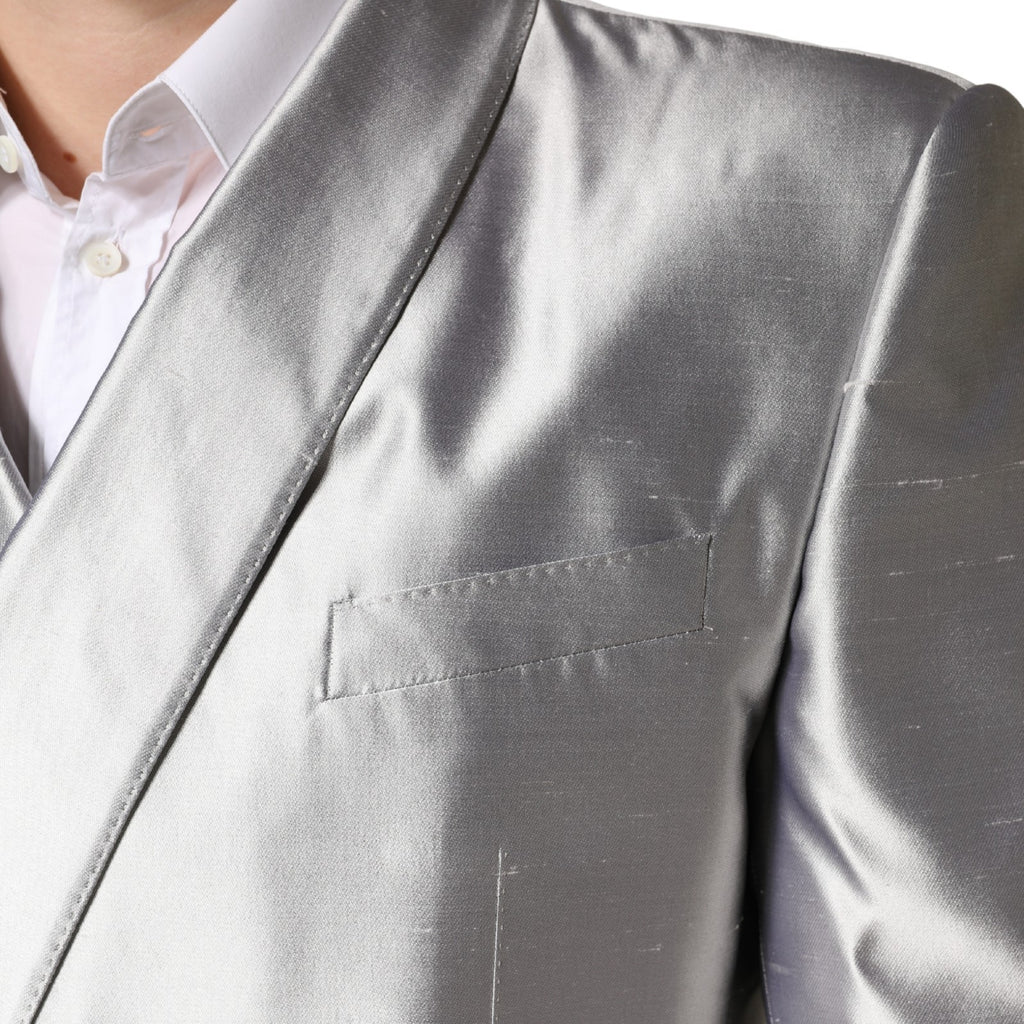 Veste en soie double-breasted Dolce & Gabbana Sicily en argent, élégante et sophistiquée, portée sur un mannequin.