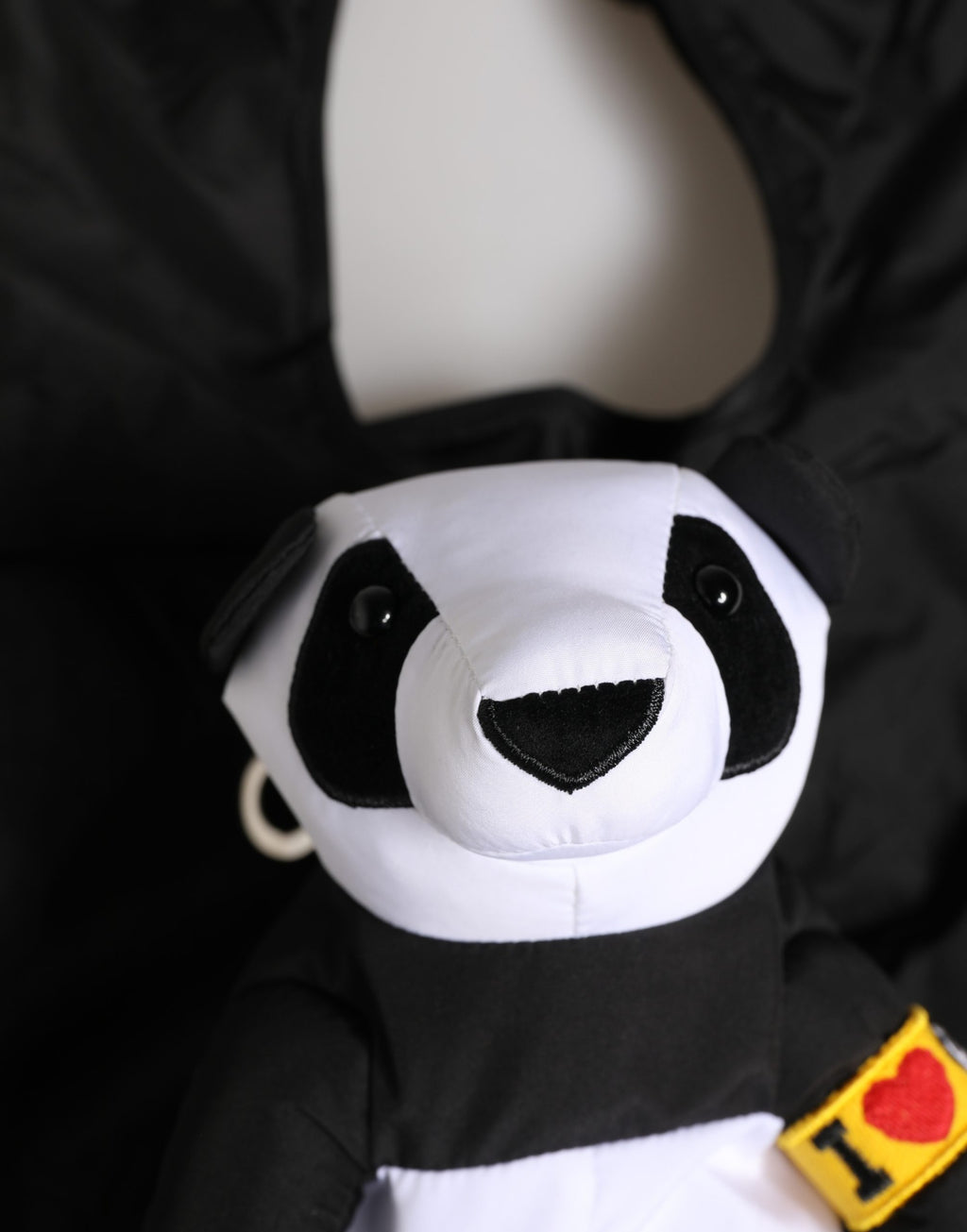 Sac à dos pour homme Dolce & Gabbana en polyester noir avec panda en peluche écologique, style tendance et pratique.