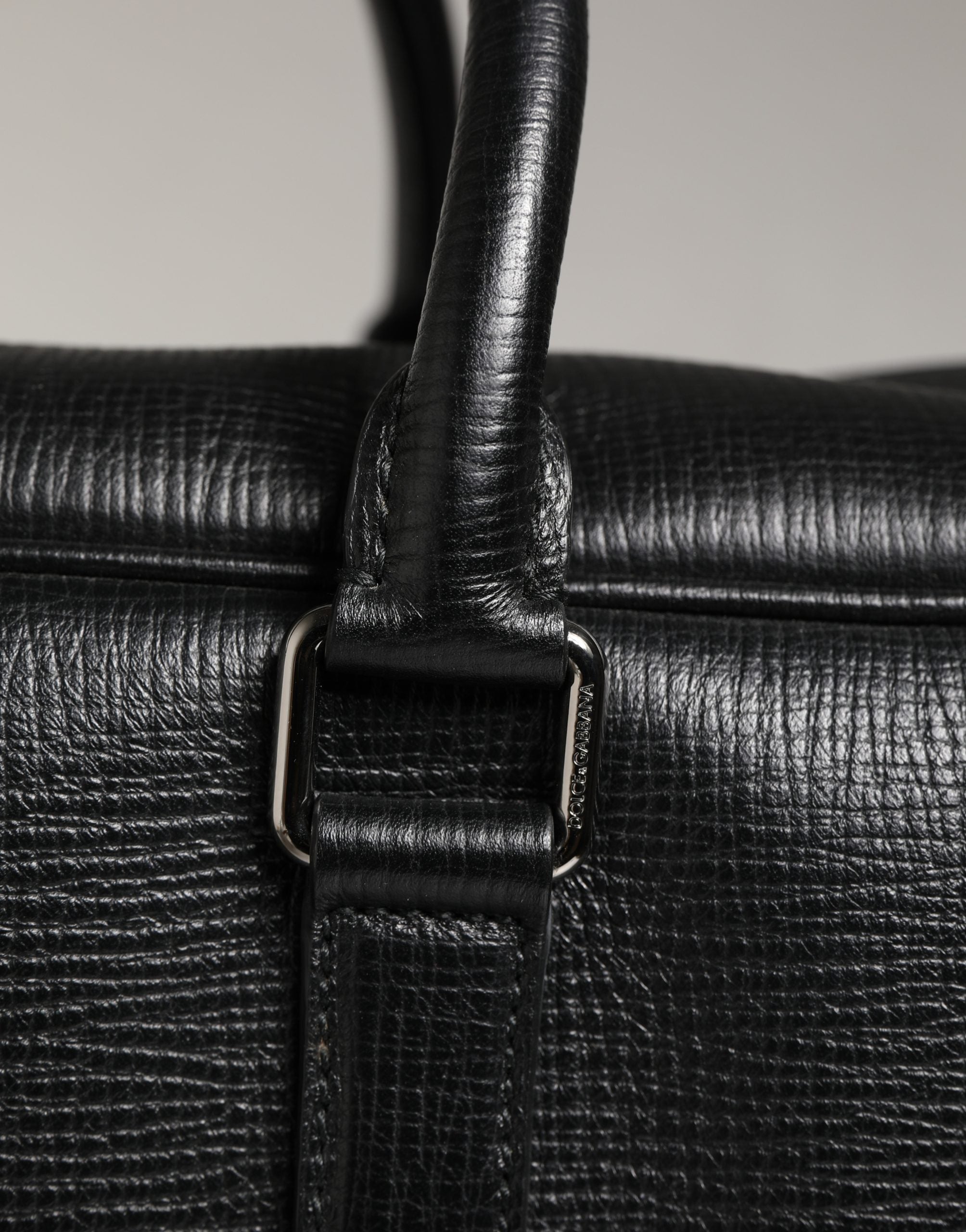 Sac weekender en cuir noir Dolce & Gabbana pour homme, avec appliqué élégant et design moderne.