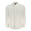 Chemise blanche en coton pour homme de la marque Hugo Boss, col classique et manches longues, portée décontractée ou formelle.