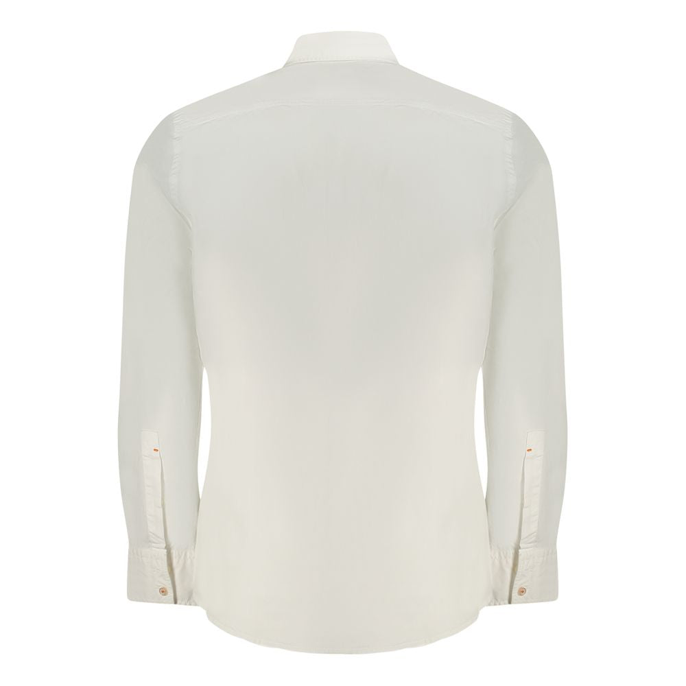 Chemise blanche en coton pour homme de la marque Hugo Boss, boutonnière classique et col élégant, vue de face.