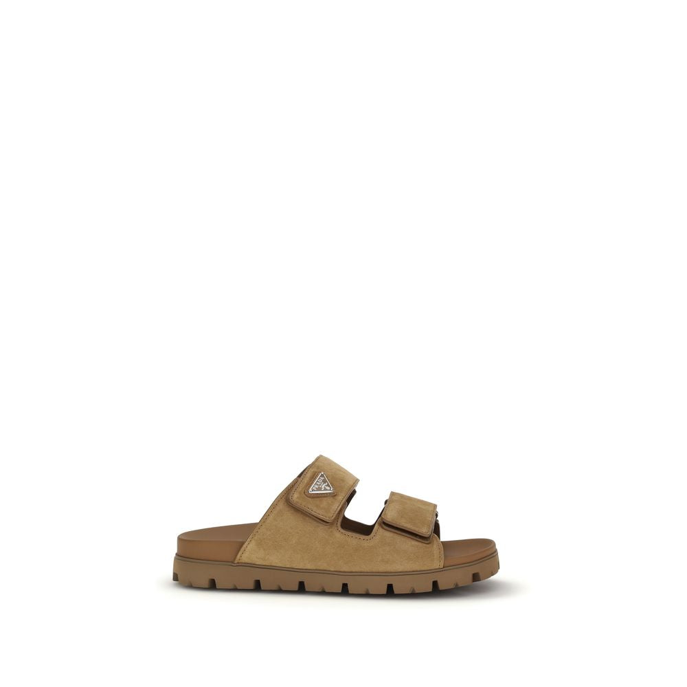 Sandales Prada en cuir de veau marron Bos Taurus avec bride à boucle, élégantes et sophistiquées, vues de côté.
