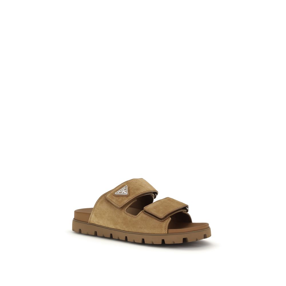 Sandales Prada en cuir de veau marron avec bride Bos Taurus, semelles épaisses, style élégant et sophistiqué.