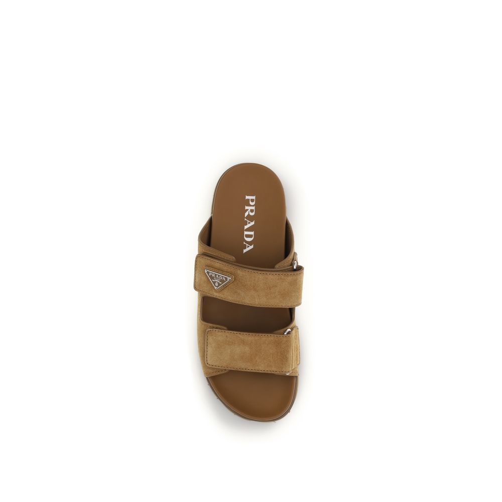 Sandales Prada en cuir de veau marron Bos Taurus, avec bride à talon, visibles sur une image de produit.