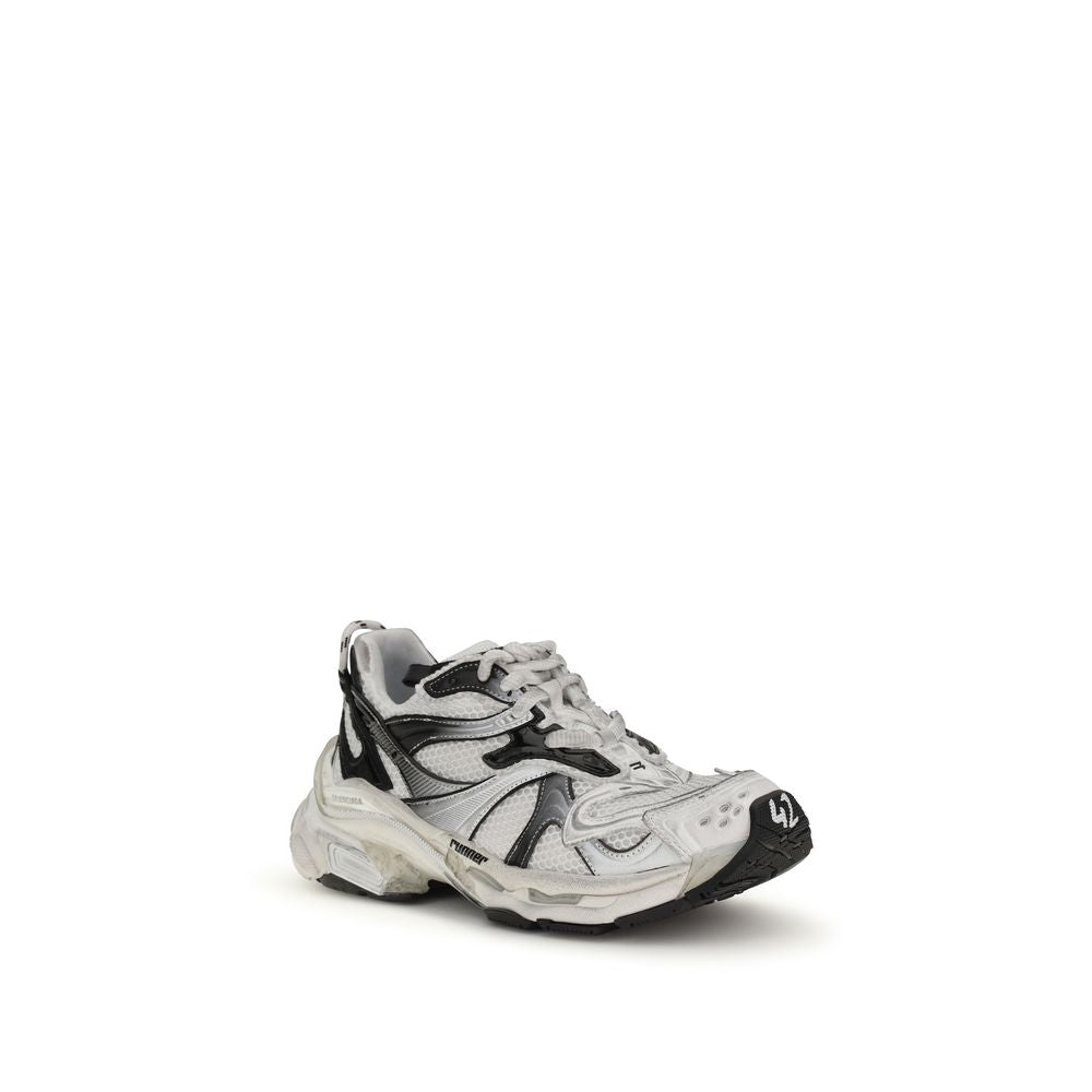 Baskets athlétiques grises Balenciaga en polyéthylène avec semelle blanche et design moderne, vues de côté.