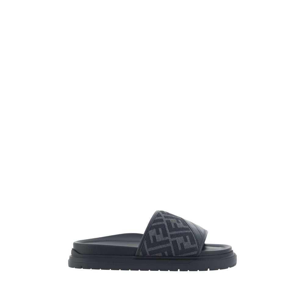 Fendi Flache Sandalen aus grauem Stoff