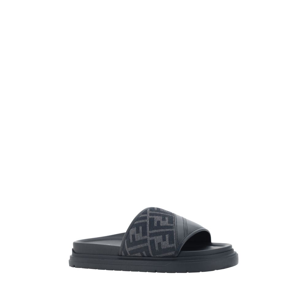 Fendi Flache Sandalen aus grauem Stoff