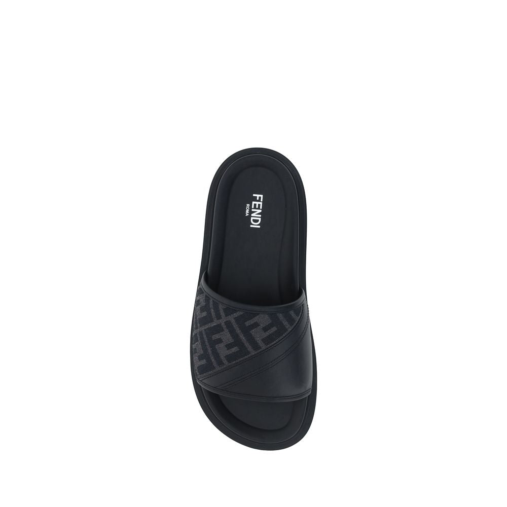 Fendi Flache Sandalen aus grauem Stoff