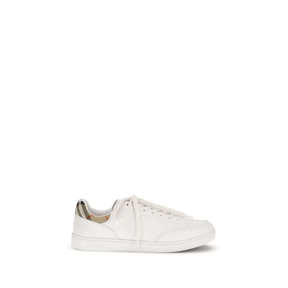Chaussures basses en cuir de veau blanc Burberry Bos Taurus, baskets élégantes pour homme, vue de face.